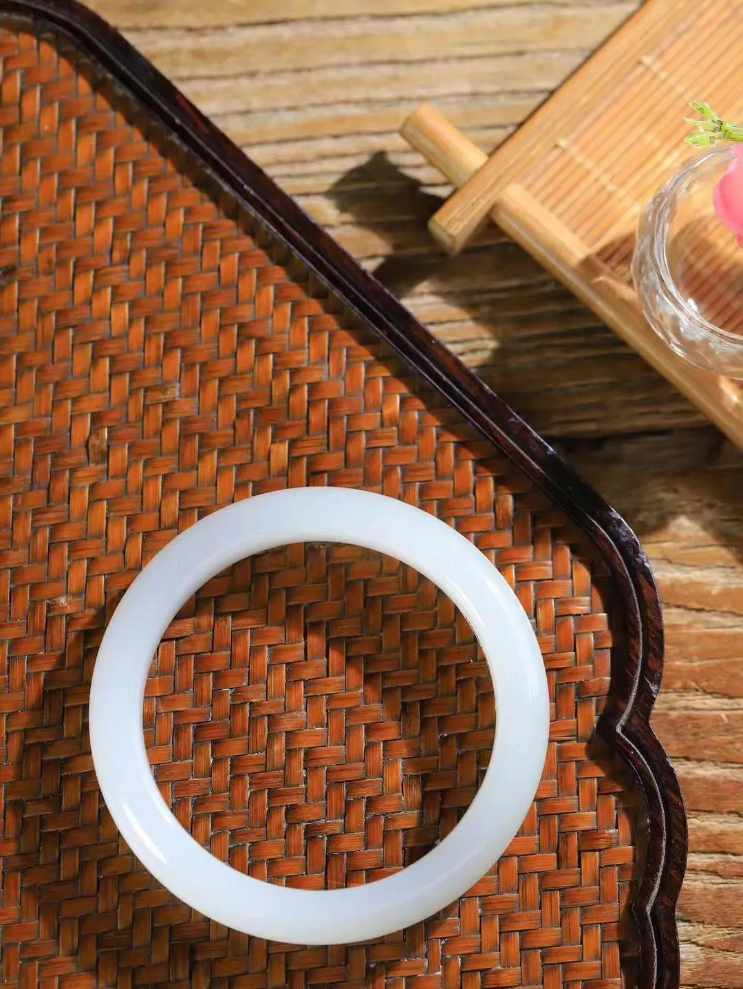 【腕间柔情.手镯】   

精品️和田玉白玉手镯 玉质温润细腻 油性十足 古朴秀雅 轻抚岁月的栏杆软香温玉，腕间玉镯轻轻晃动，令人情动心间，撷一缕月末的芬芳，把心思铺陈，时光静美，惟有你最温柔。重46.3克   尺寸55.5-11.2-8.5mm  36601755A