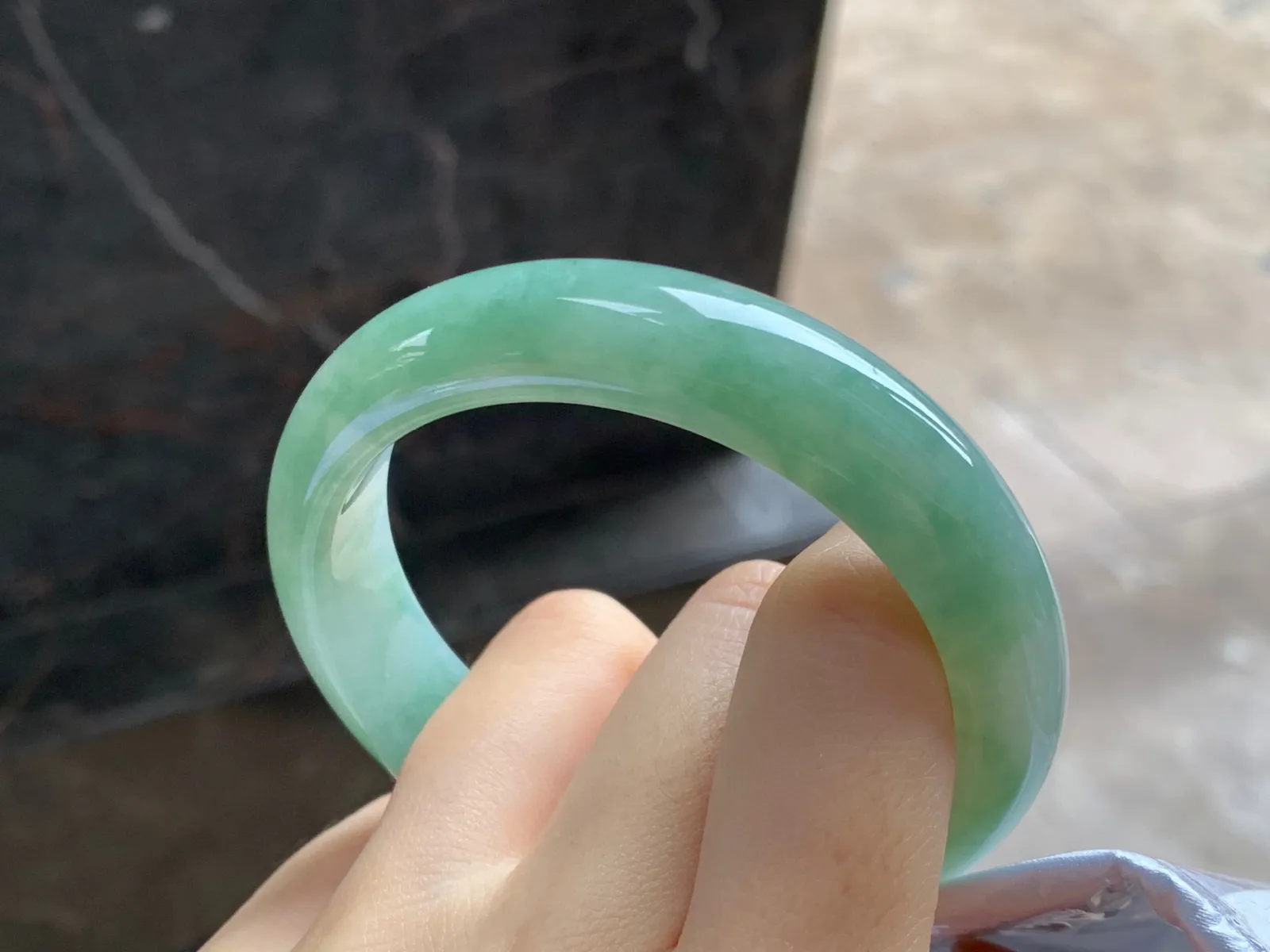 细糯手镯
尺寸：53.8-13-8mm
底子细腻干净～很耐看的料子