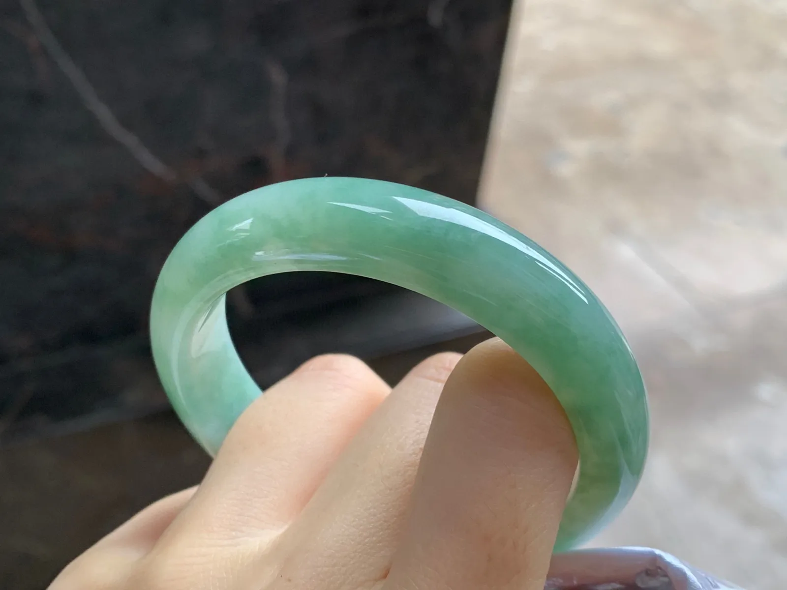 细糯手镯
尺寸：53.8-13-8mm
底子细腻干净～很耐看的料子