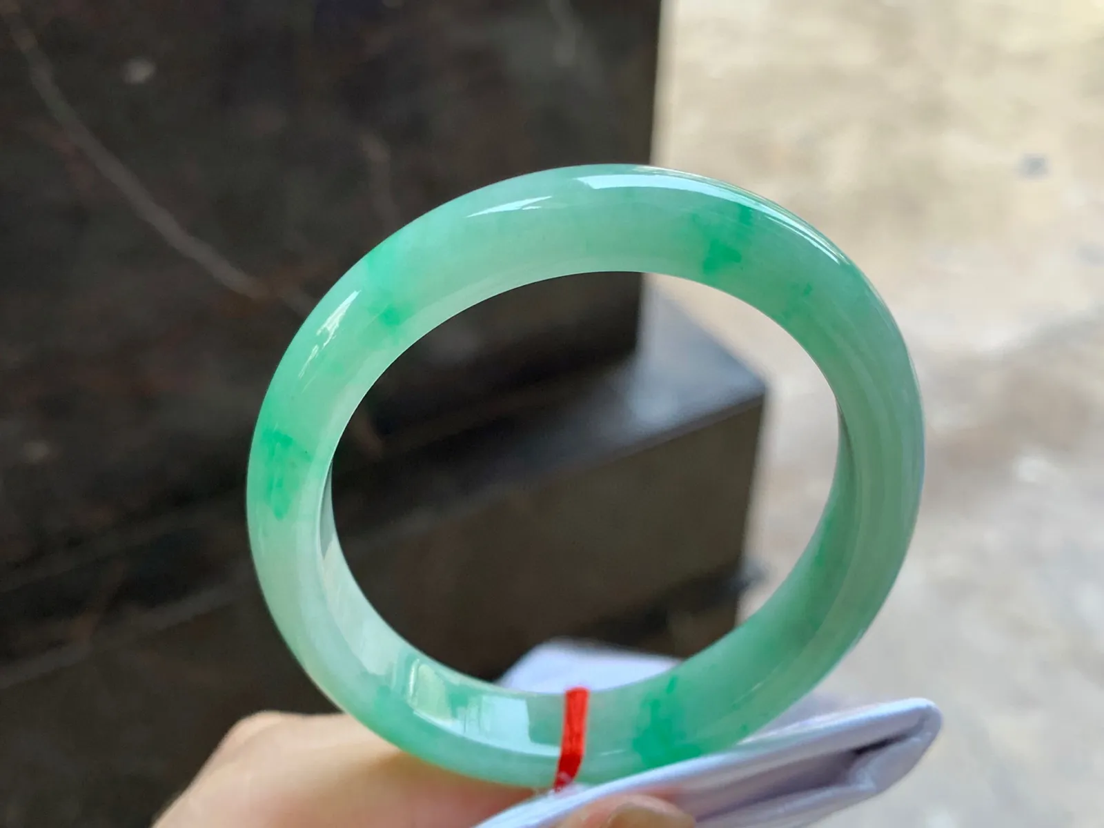 带色贵妃镯
尺寸：55.7-10.4-7.4mm
底子细腻干净～正圈52 53可以戴上手好看
