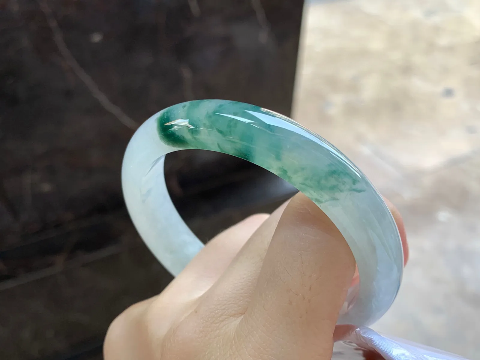 飘花手镯
尺寸：59.2-12.5-7.8mm
种水好 大圈口 飘花点缀