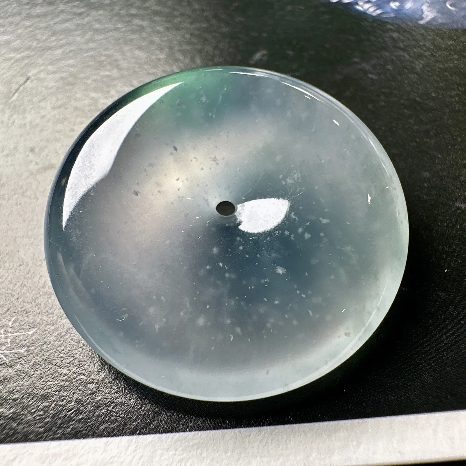 【冰种平安扣】木那雪花棉，质地非常细腻，冰润十足，种老冰透，荧光闪耀