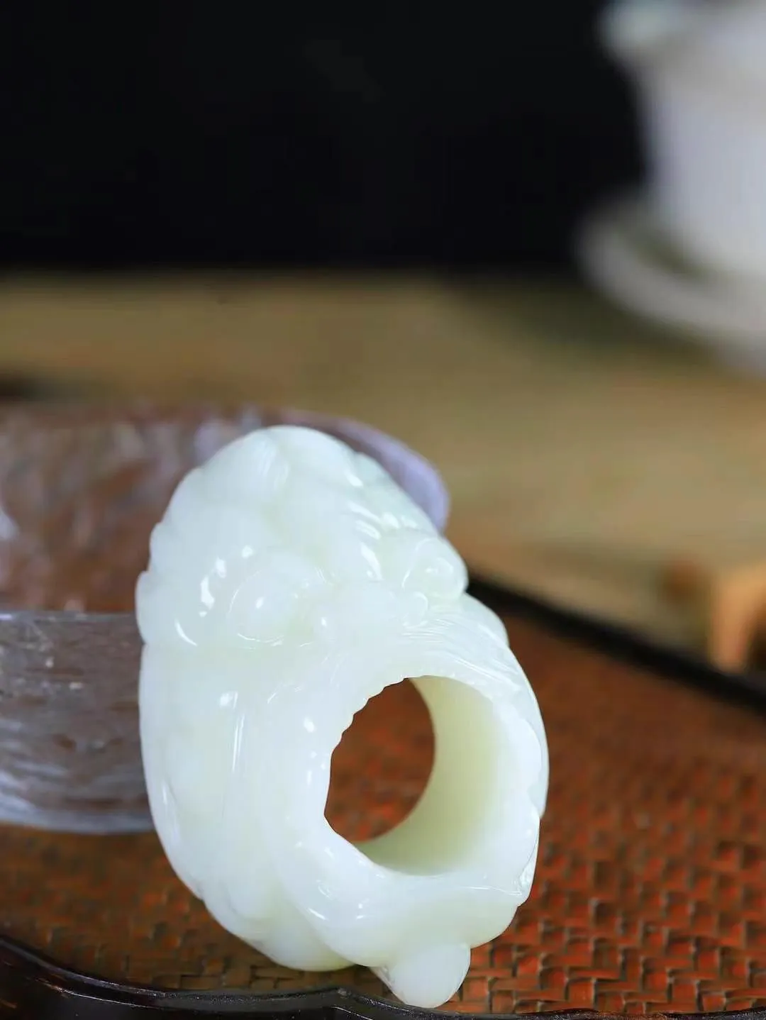 （龙行天下.扳指）

精品和田玉白玉祥龙扳指，料子细腻 手感上佳、雕工精湛，精雕祥龙，龙头双目圆瞪，巨口大张，獠牙锋利， 龙是古代祥瑞之物，寓意有龙护身。
重118.6克    圈口22mm   尺寸34-16.2mm fDL-78651792