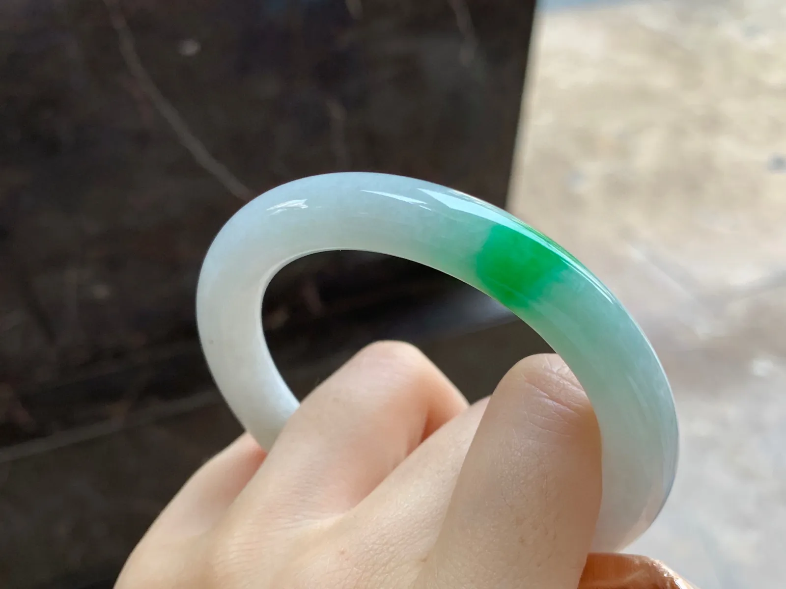 带色圆条手镯
尺寸：53.7-9.2mm
底子细腻～绿色点缀上手好看