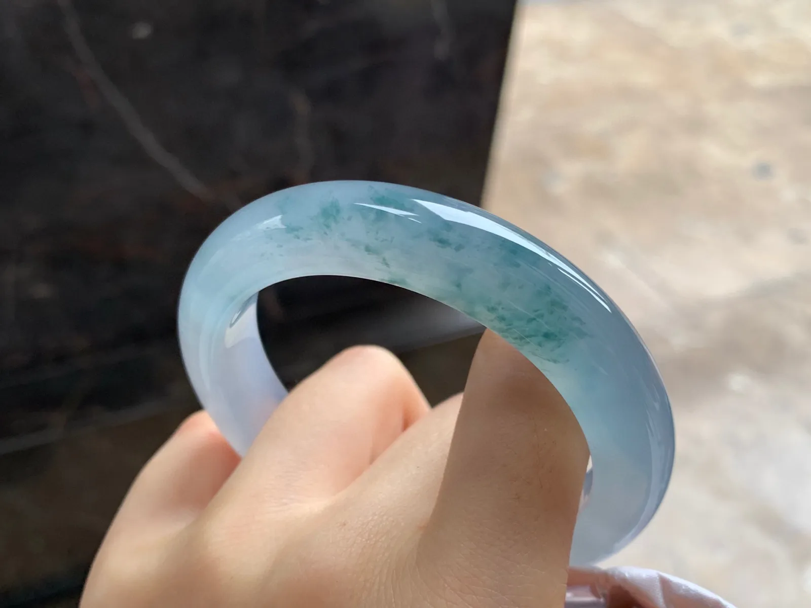冰种紫底飘花手镯
尺寸：54.6-12.1-9.5mm
种老肉细～胶胶润润的料子