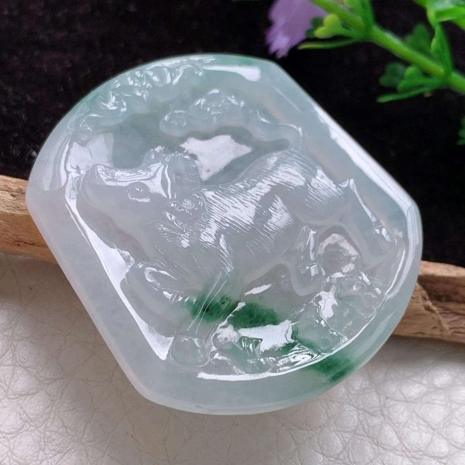yn实拍40*35*5老坑精雕冰胶飘花扭转乾坤 生肖牛玉吊坠 玉挂件