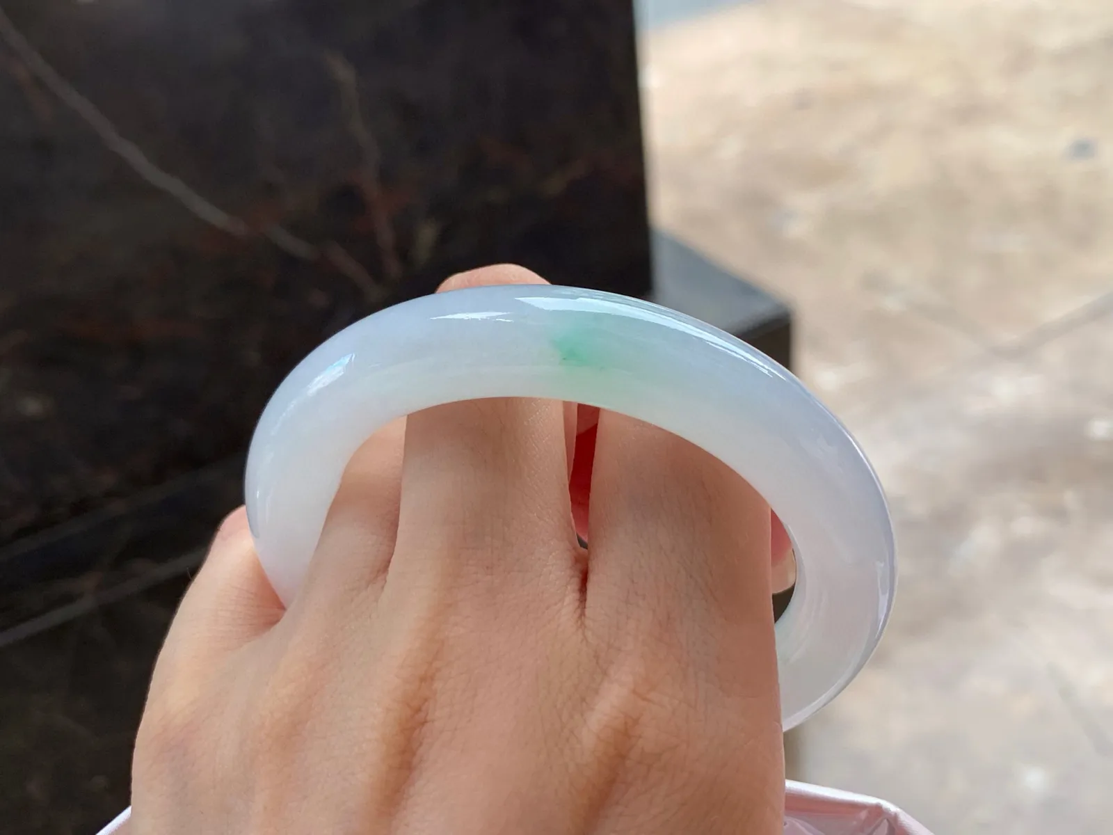 冰飘色福镯
水润清爽 55.8/11.8/11.2mm