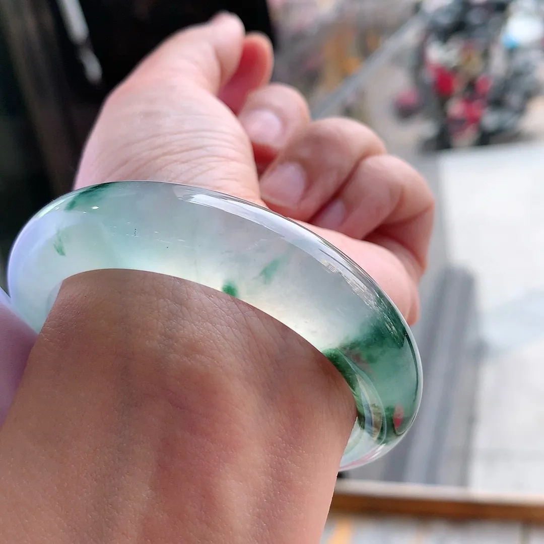正圈玻璃种蓝花  内圈一丝小纹 不影响  尺寸:55.1/13.2/9.1 荧光闪闪 起刚光 高品质