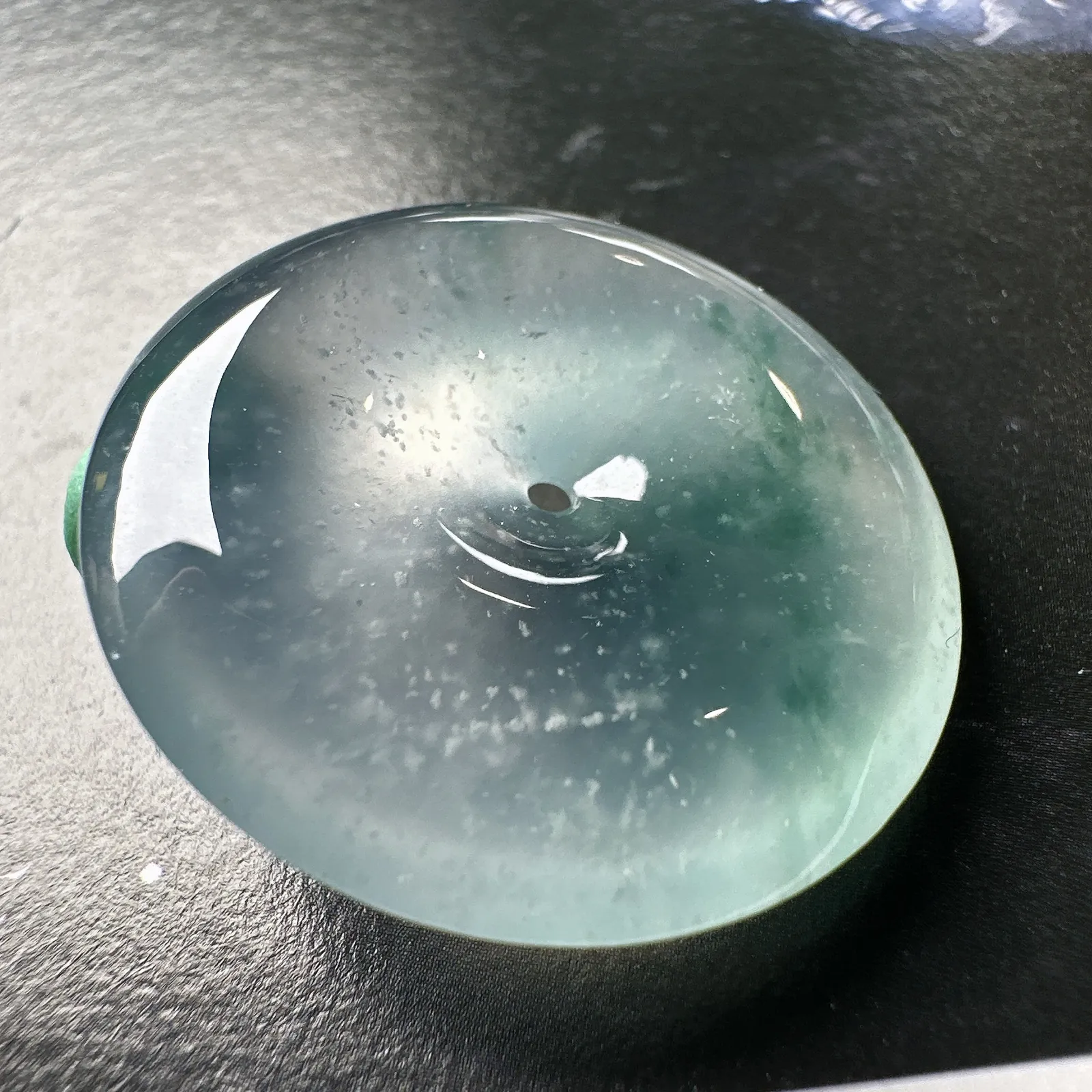 【冰种飘花平安扣】木那雪花棉，质地非常细腻，冰润十足，种老冰透，荧光闪耀