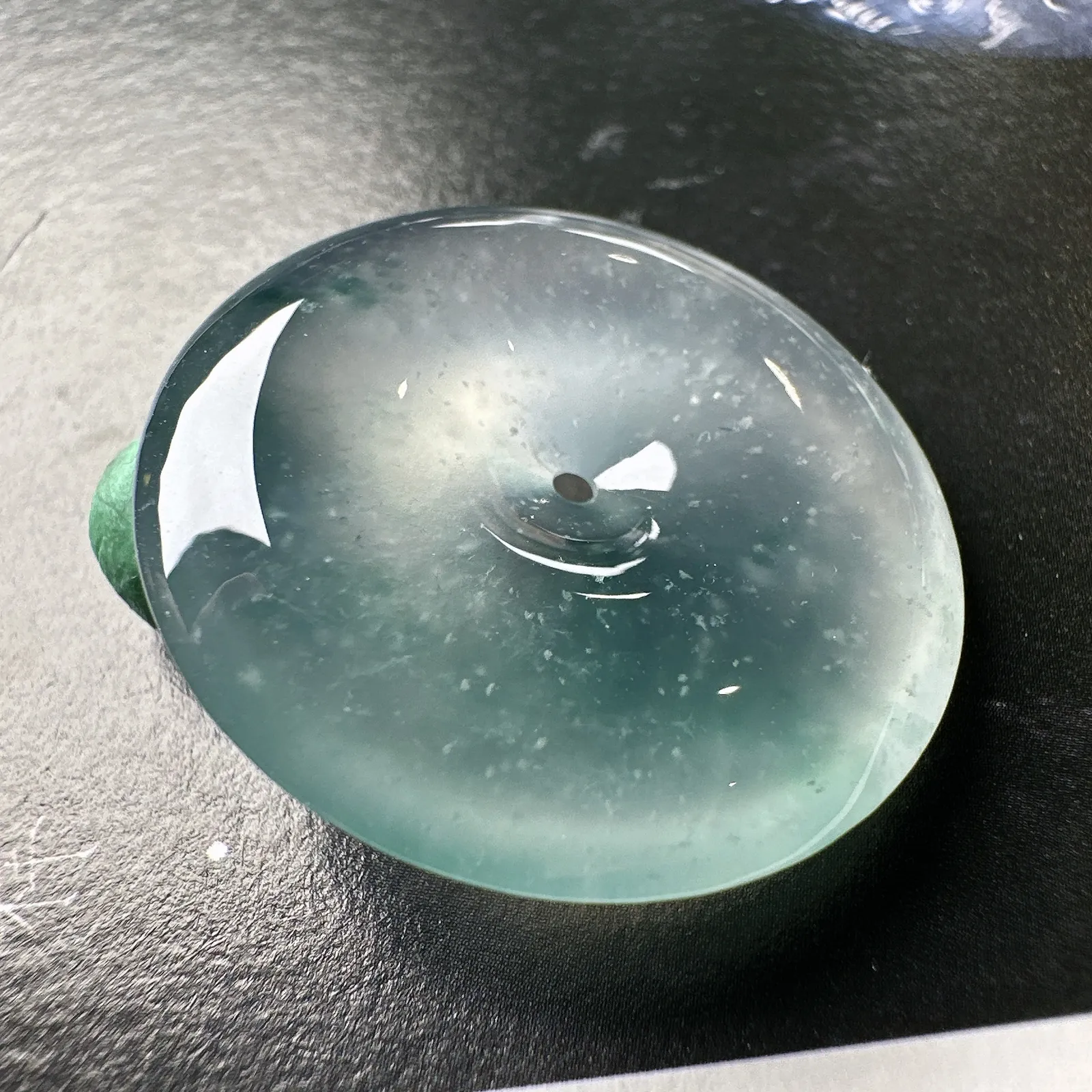 【冰种飘花平安扣】木那雪花棉，质地非常细腻，冰润十足，种老冰透，荧光闪耀