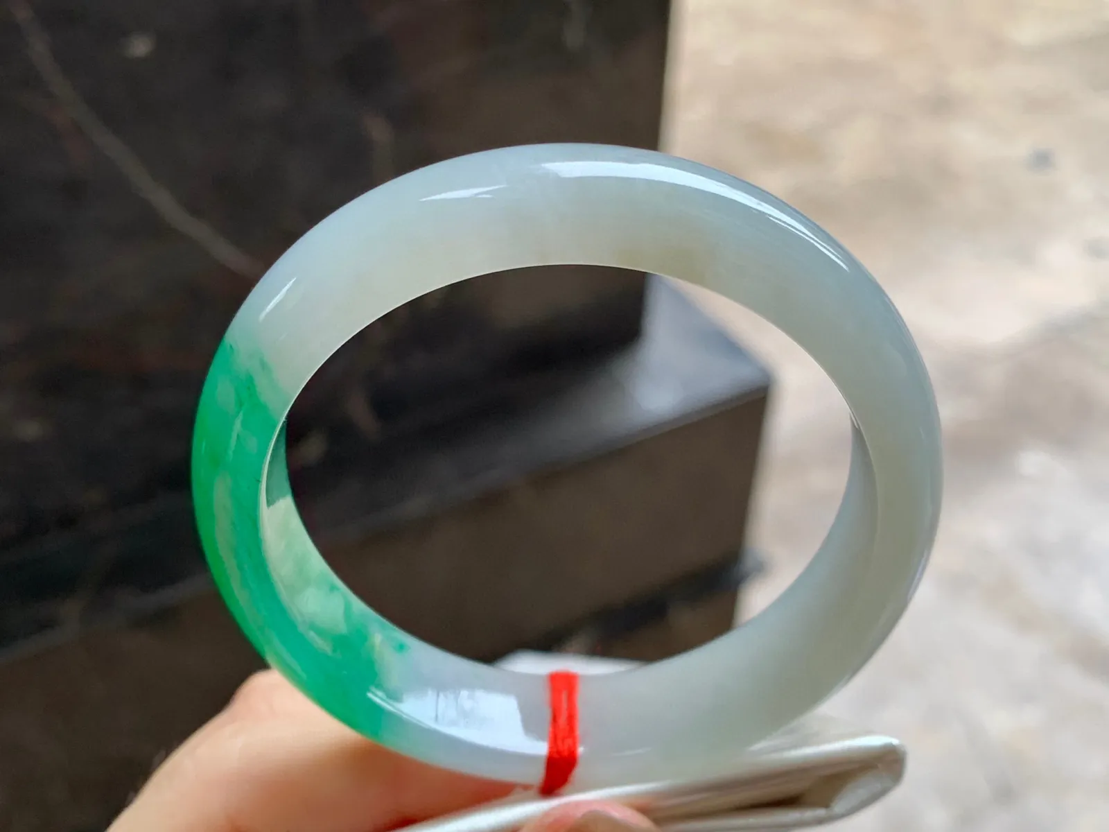 阳绿色手镯
尺寸：55.8-13-8mm
底子细腻～一段绿色漂亮