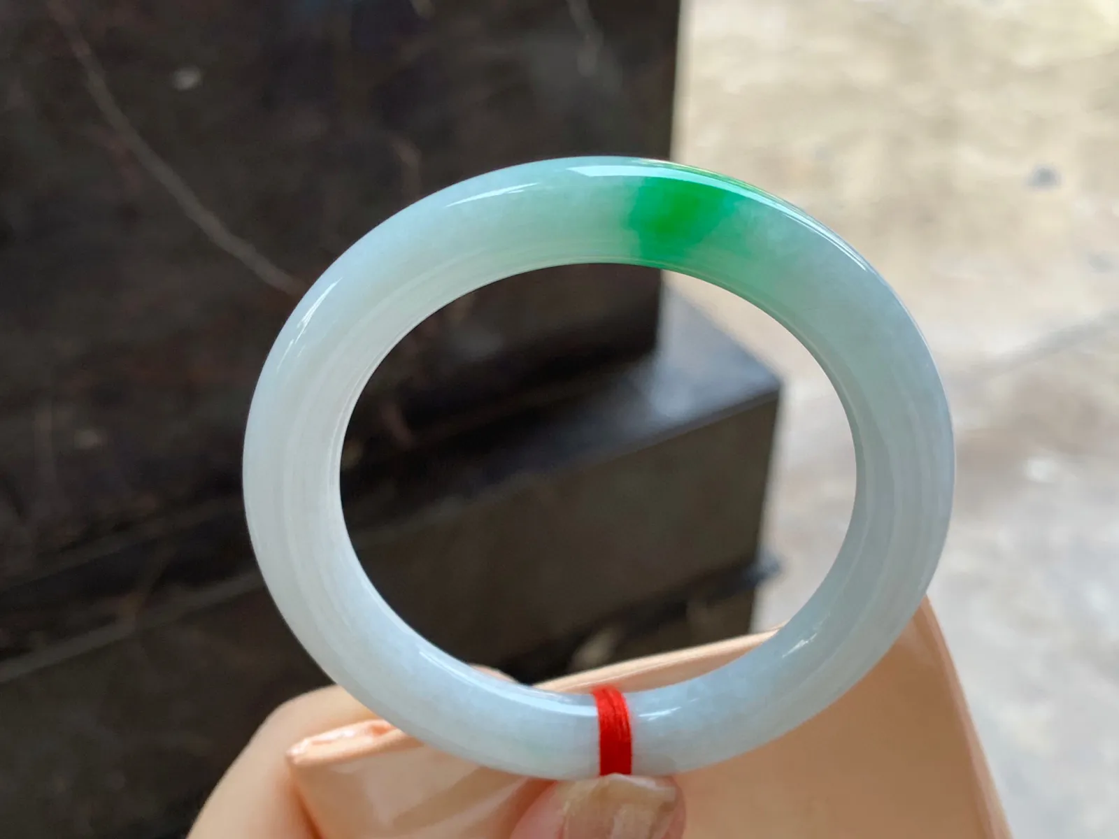 带色圆条手镯
尺寸：53.7-9.2mm
底子细腻～绿色点缀上手好看