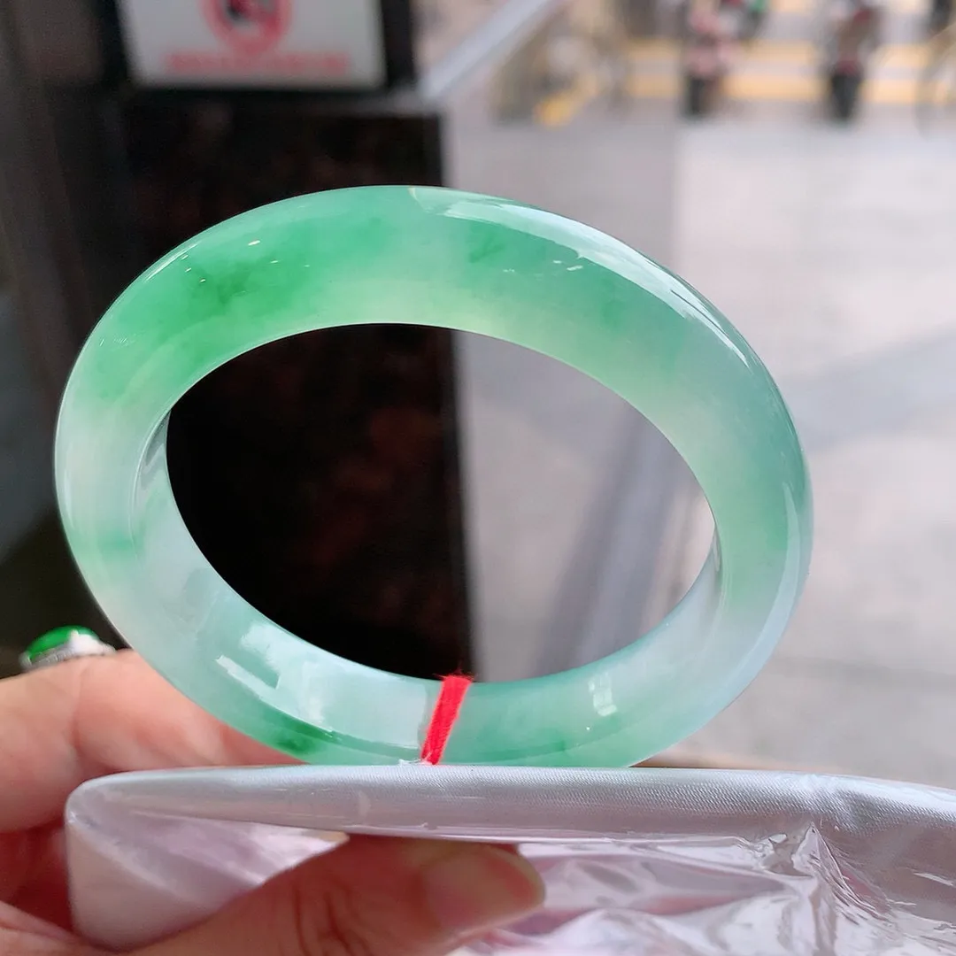 正圈冰玻阳绿 无瑕 尺寸:54.5/12.1/9.2 种色俱佳️️