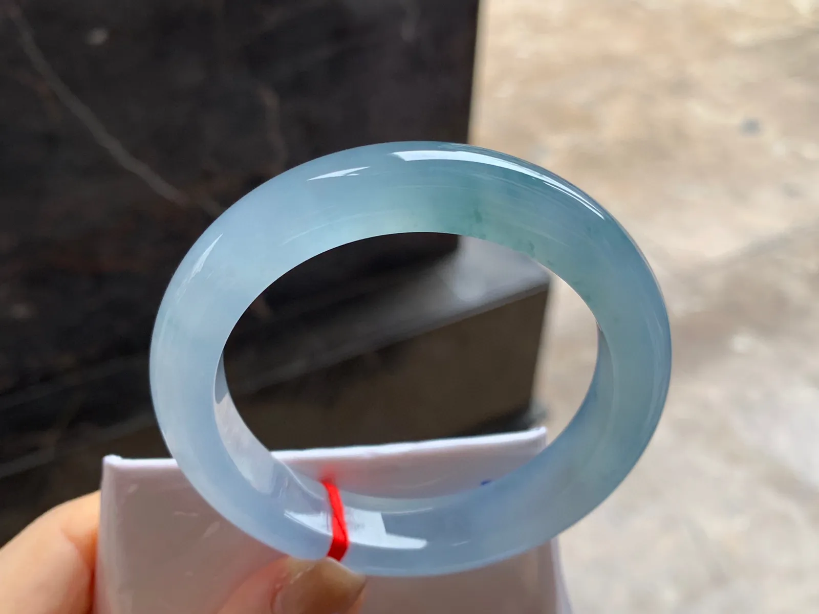 冰种紫底飘花手镯
尺寸：54.6-12.1-9.5mm
种老肉细～胶胶润润的料子