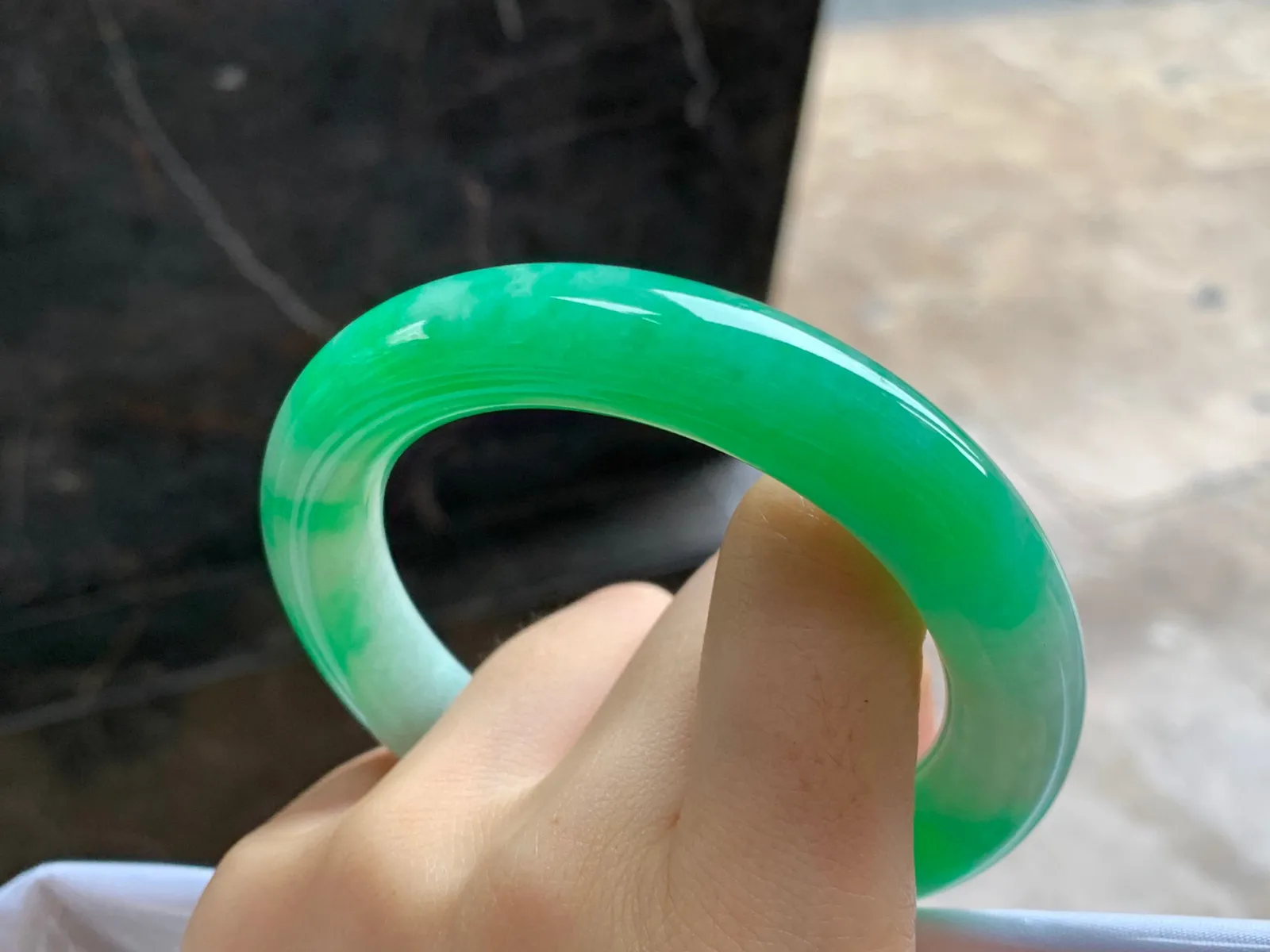 阳绿色圆条手镯
尺寸：55.5-11.5mm
绿色浓郁～上手漂亮