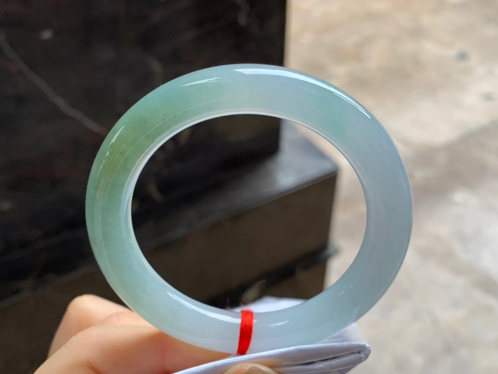 种水圆条手镯
尺寸：53.5-10mm
种水好 小清新 特色镯