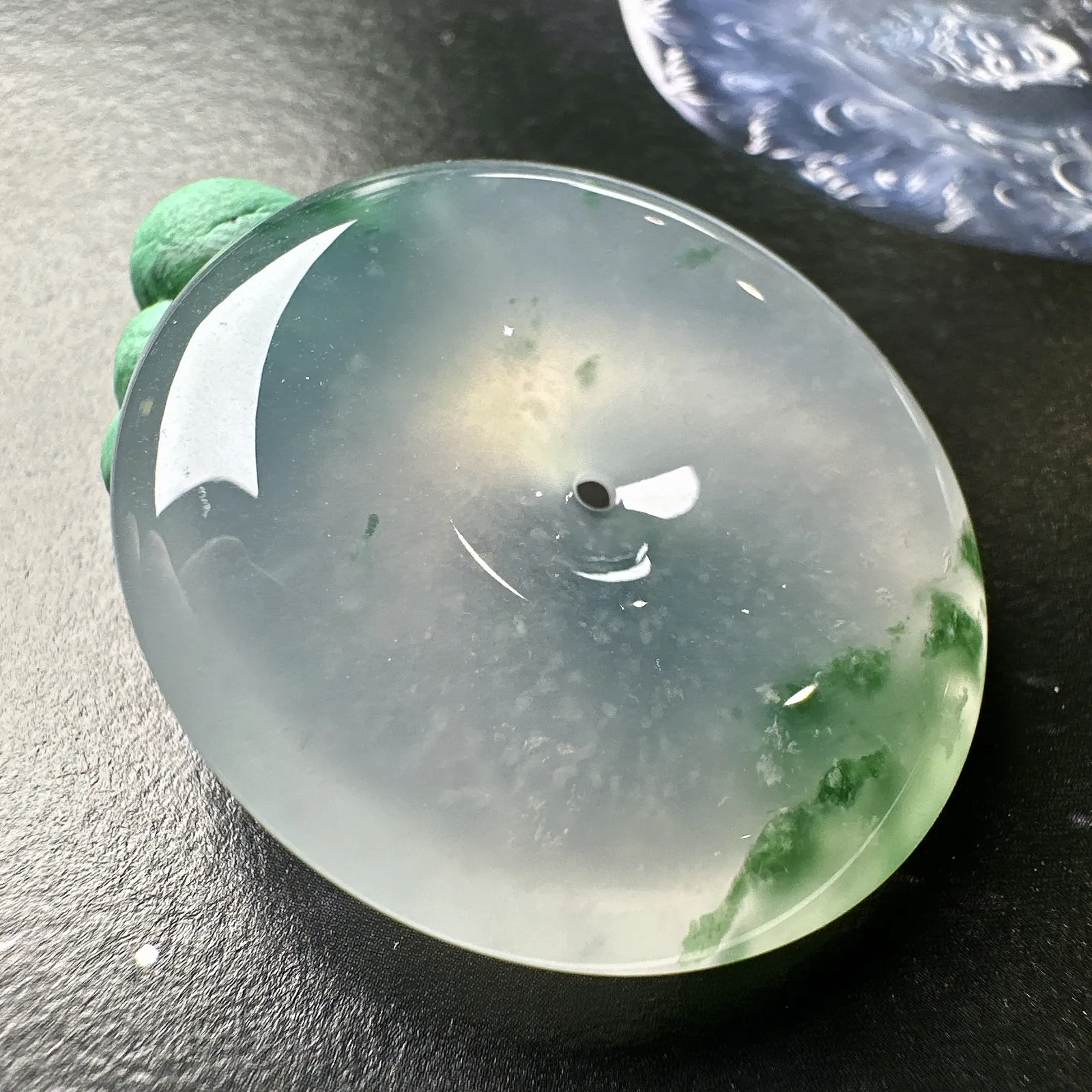 【冰种飘绿平安扣】草绿色泽，质地非常细腻，冰润十足，种老冰透，荧光闪耀