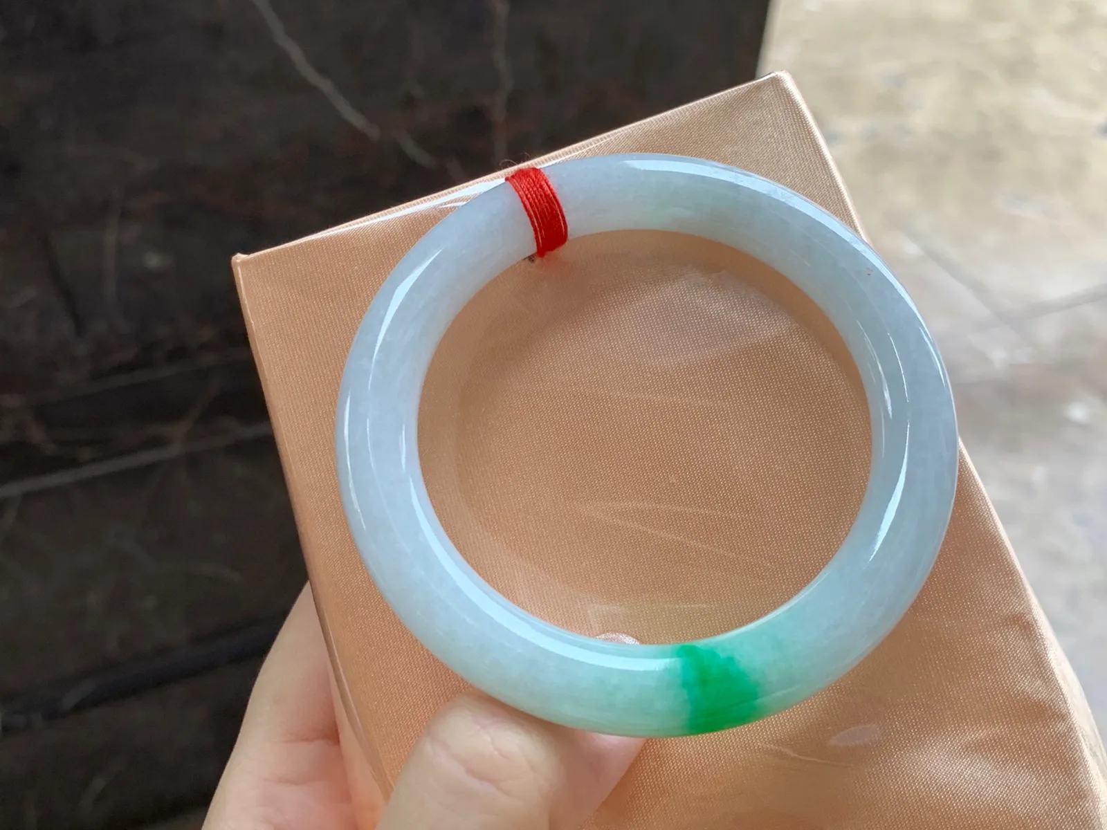 带色圆条手镯
尺寸：53.7-9.2mm
底子细腻～绿色点缀上手好看