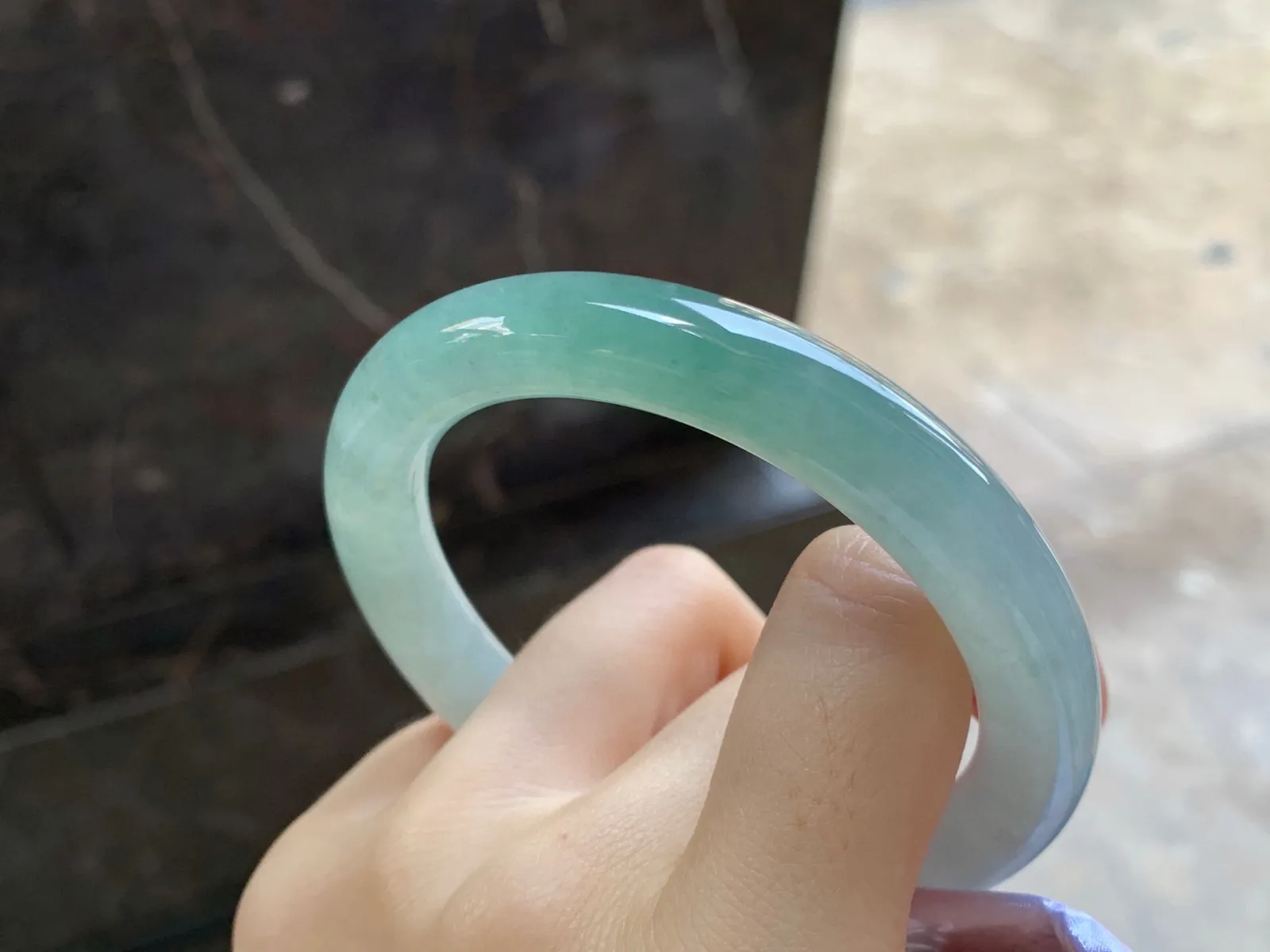种水圆条手镯
尺寸：56.8-10.1mm
种水好 小清新上手好看
