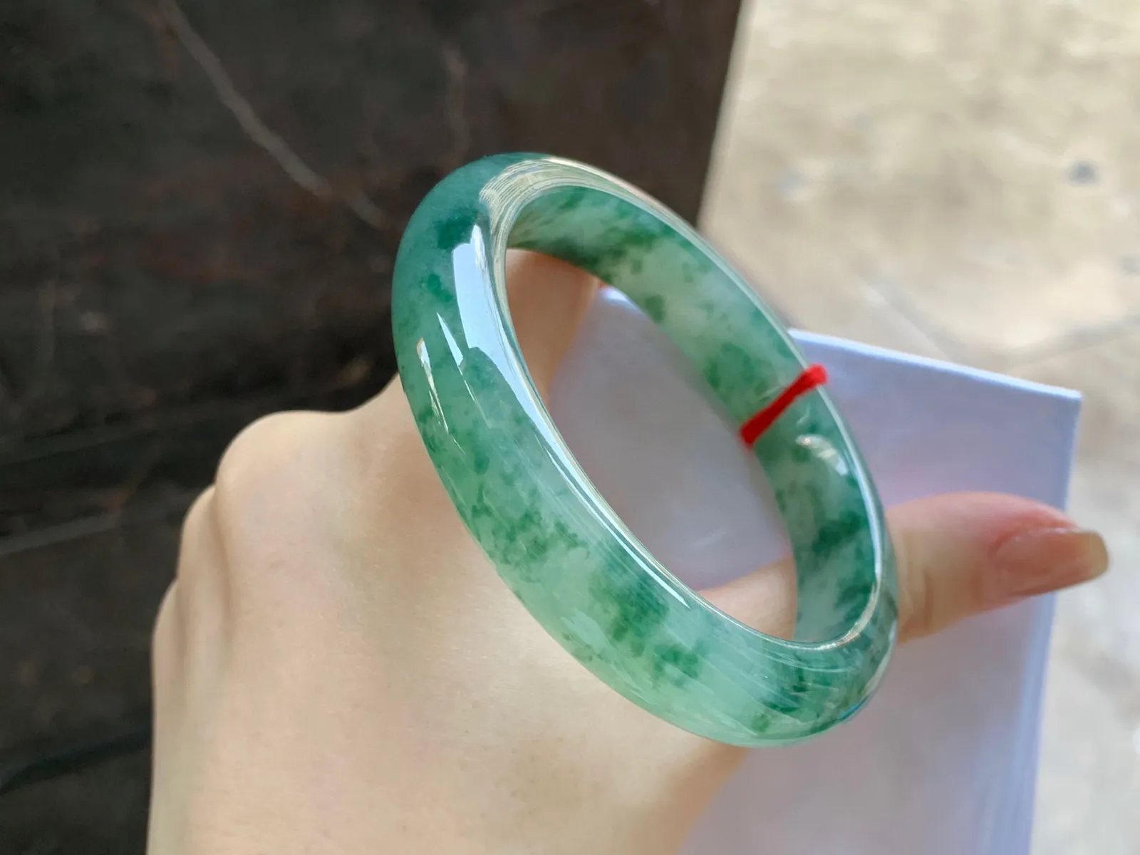 飘绿花手镯
尺寸：56.4-12.2-8.7mm
肉质细腻～绿花浓郁