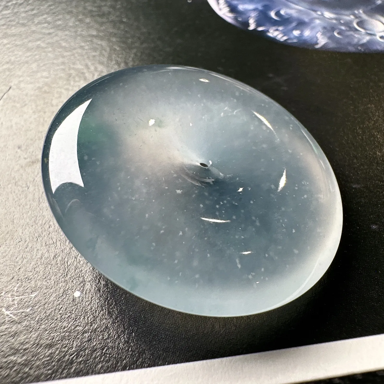【冰种平安扣】老坑木那雪花棉，质地非常细腻，冰润十足，种老冰透，荧光闪耀