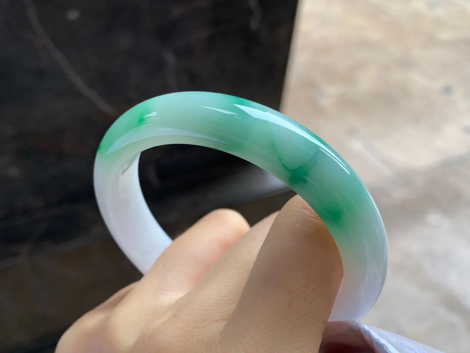 带色手镯
尺寸：56.8-11.7-8.4mm
底子细腻干净～绿色点缀