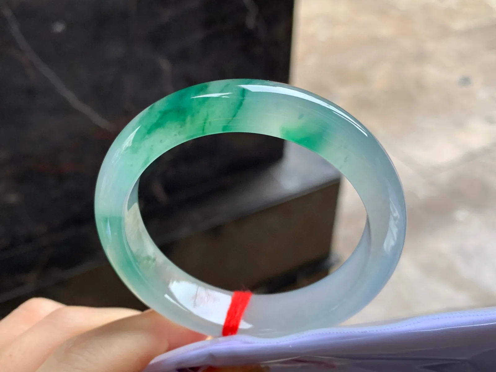冰种飘绿花手镯
尺寸：53.2-13.5-8.5mm
种老肉细～很漂亮的料子