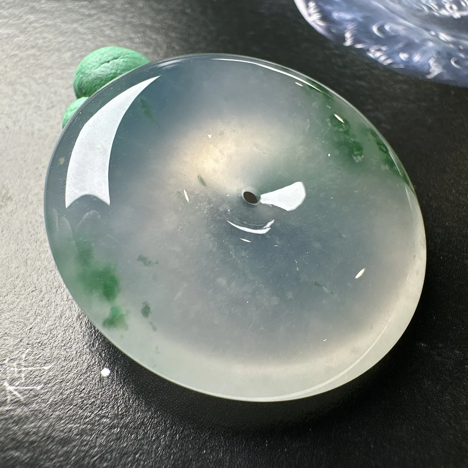 【冰种飘绿平安扣】草绿色泽，质地非常细腻，冰润十足，种老冰透，荧光闪耀
