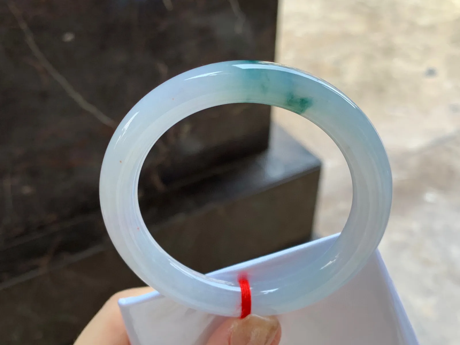 飘花圆条手镯
尺寸：53.5-8.5mm
肉质细腻水润～小清新 推荐哦
