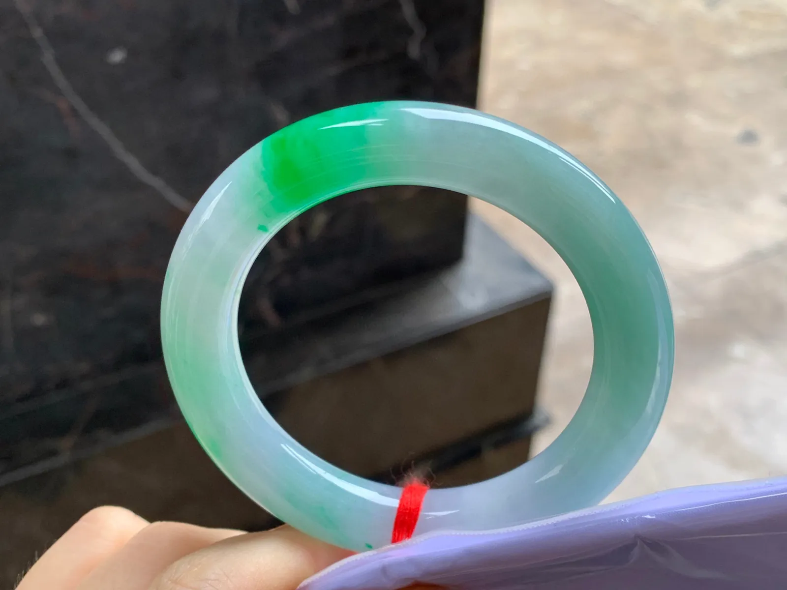 阳绿色圆条手镯
尺寸：56.4-11.6mm
底子细腻干净～绿色浓郁