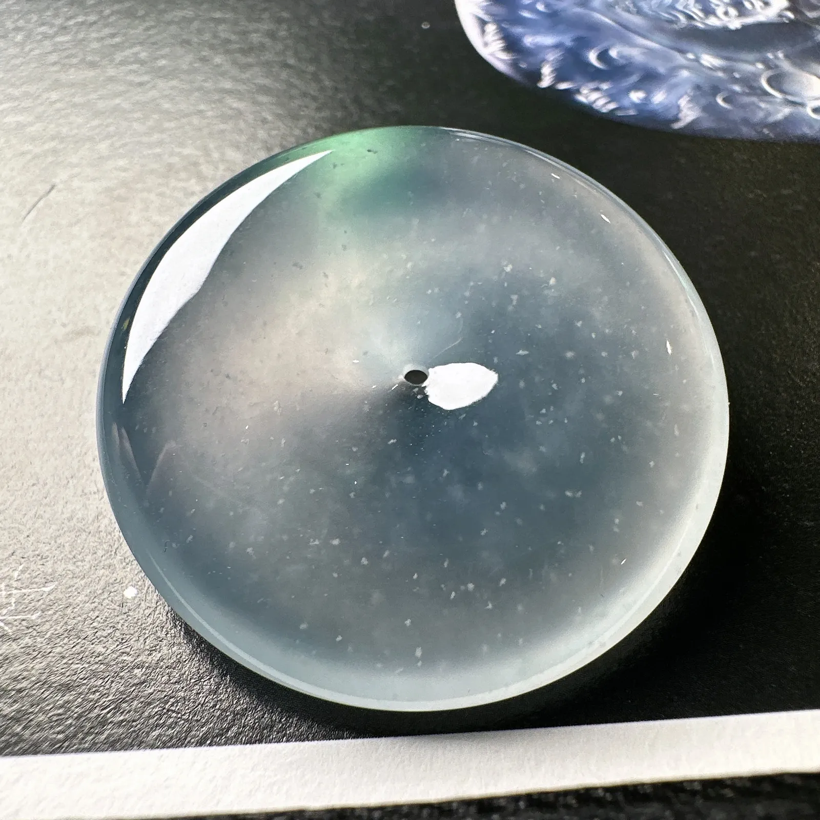 【冰种平安扣】老坑木那雪花棉，质地非常细腻，冰润十足，种老冰透，荧光闪耀