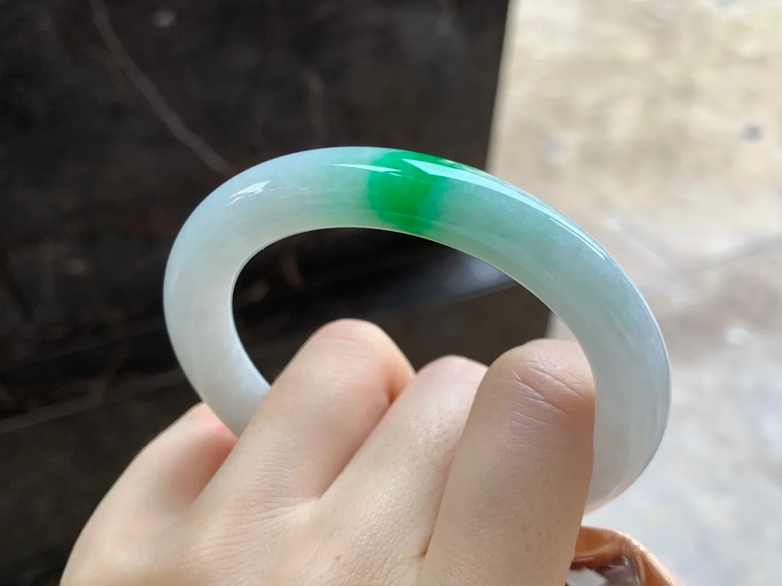 带色圆条手镯
尺寸：53.7-9.2mm
底子细腻～绿色点缀上手好看