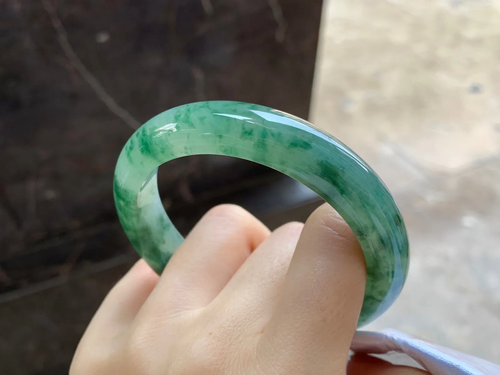 飘绿花手镯
尺寸：56.4-12.2-8.7mm
肉质细腻～绿花浓郁