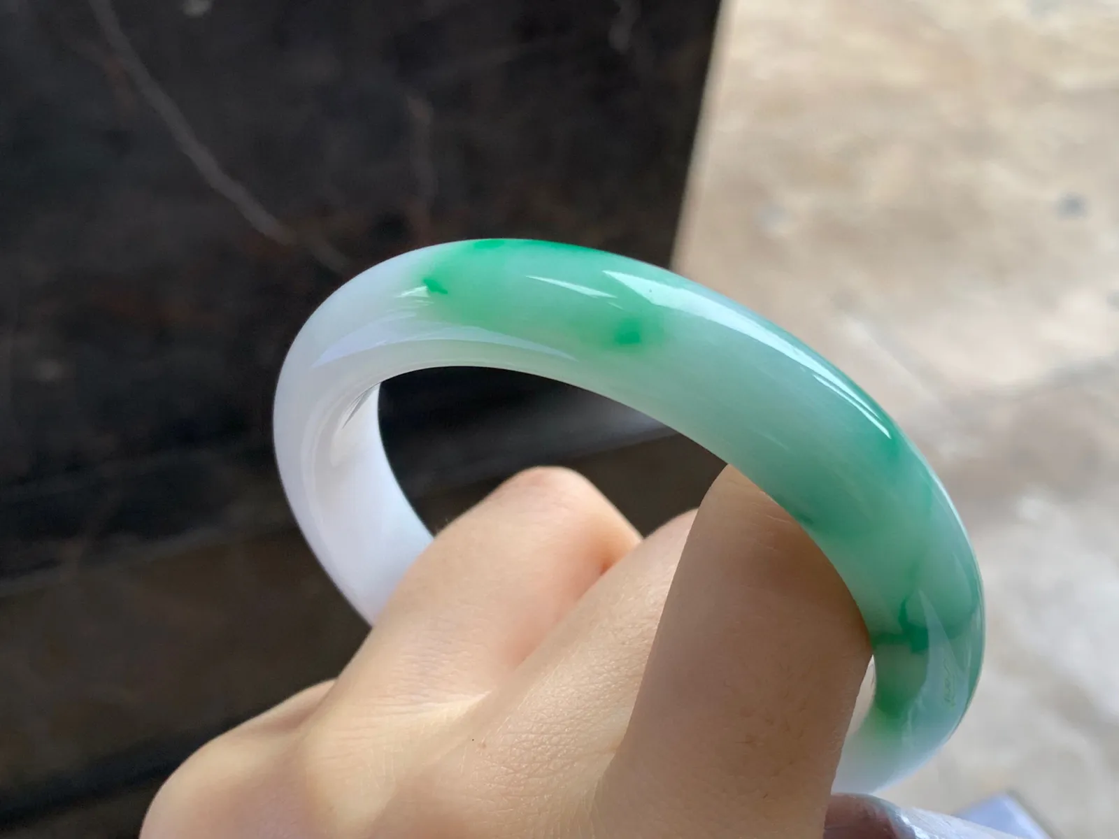 带色手镯
尺寸：56.8-11.7-8.4mm
底子细腻干净～绿色点缀