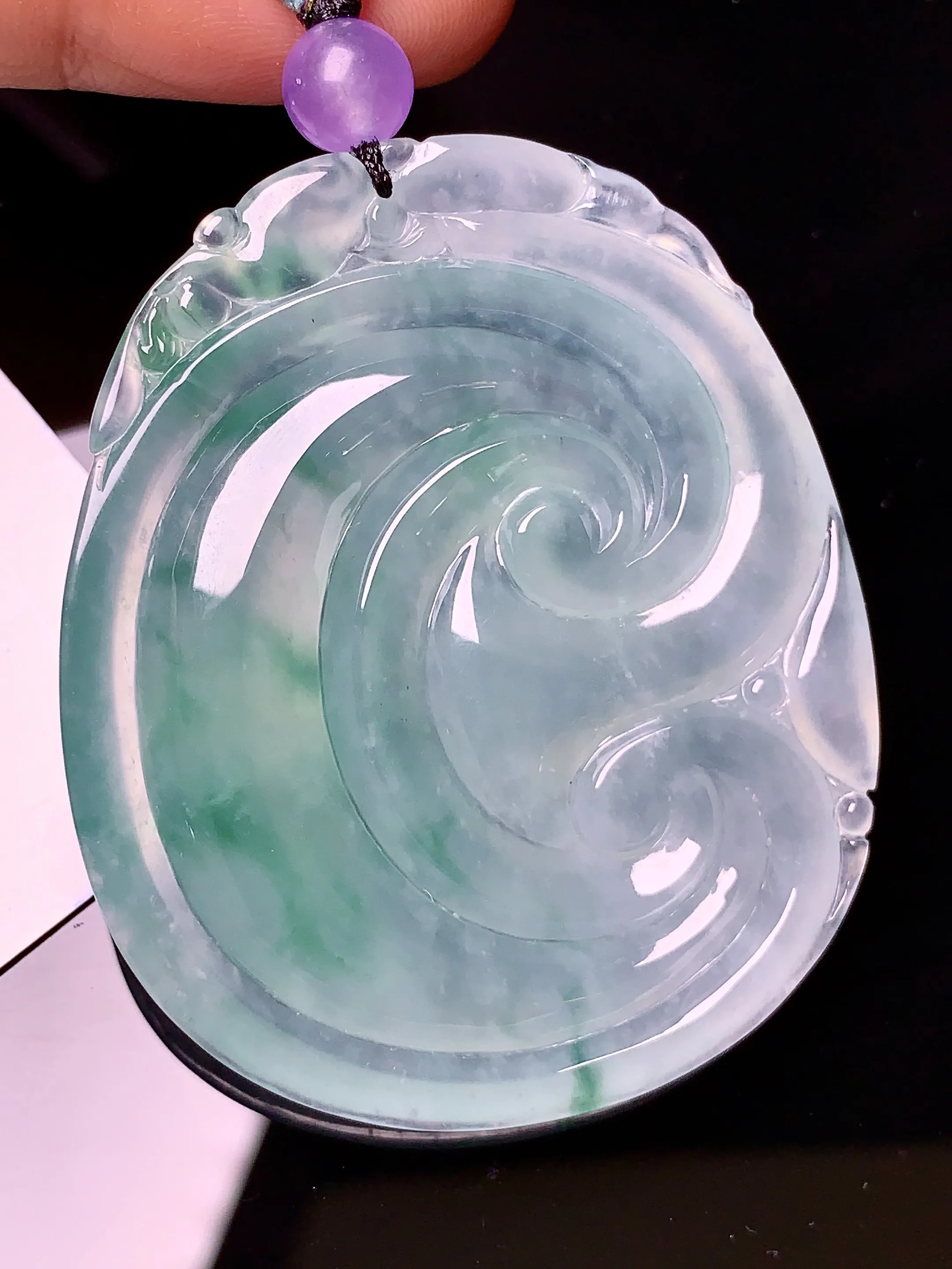 冰种飘绿如意吊坠 玉质细腻 色泽艳丽 整体尺寸48.2*40.5*6