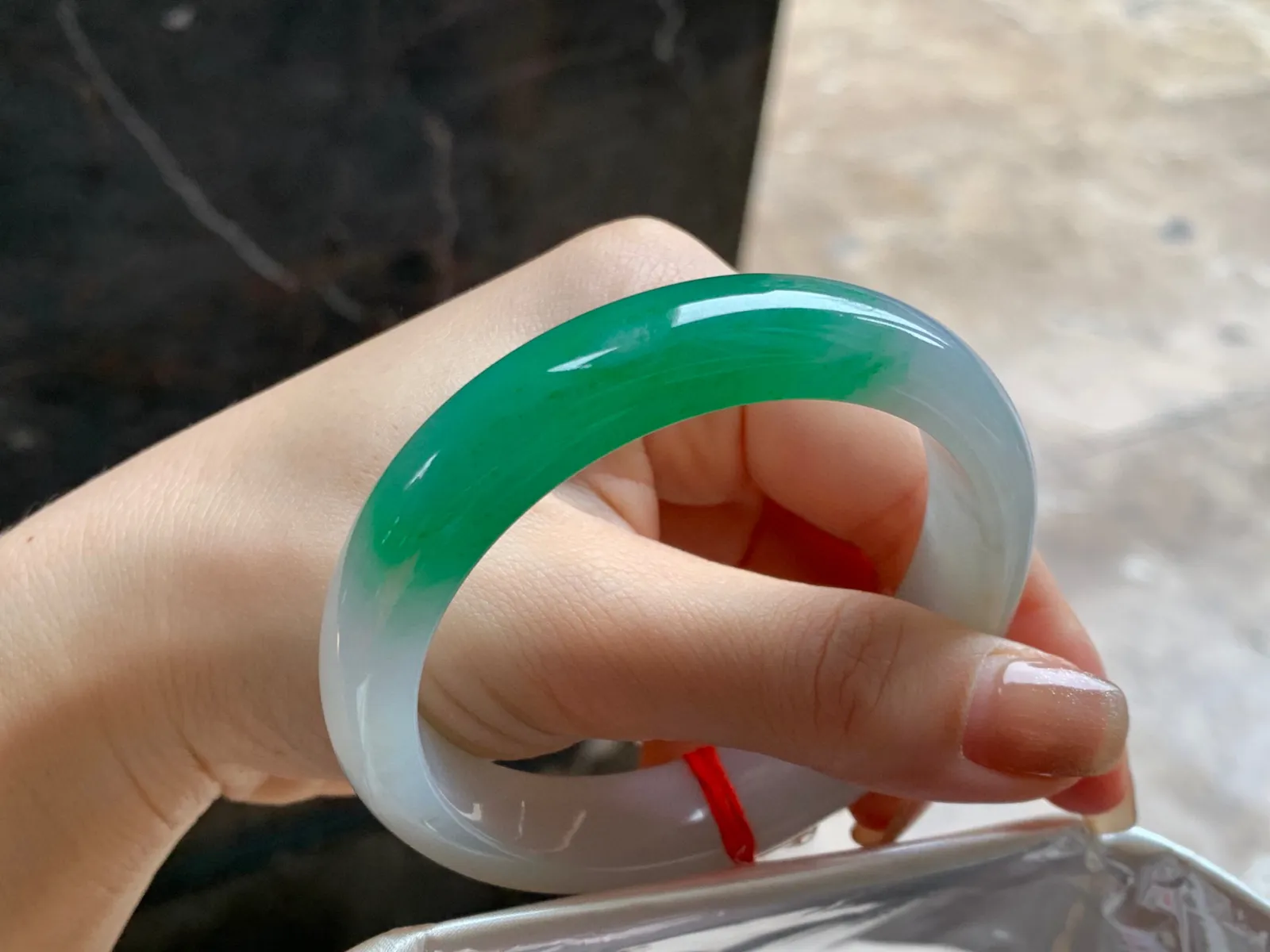 阳绿色手镯
尺寸：55.8-13-8mm
底子细腻～一段绿色漂亮