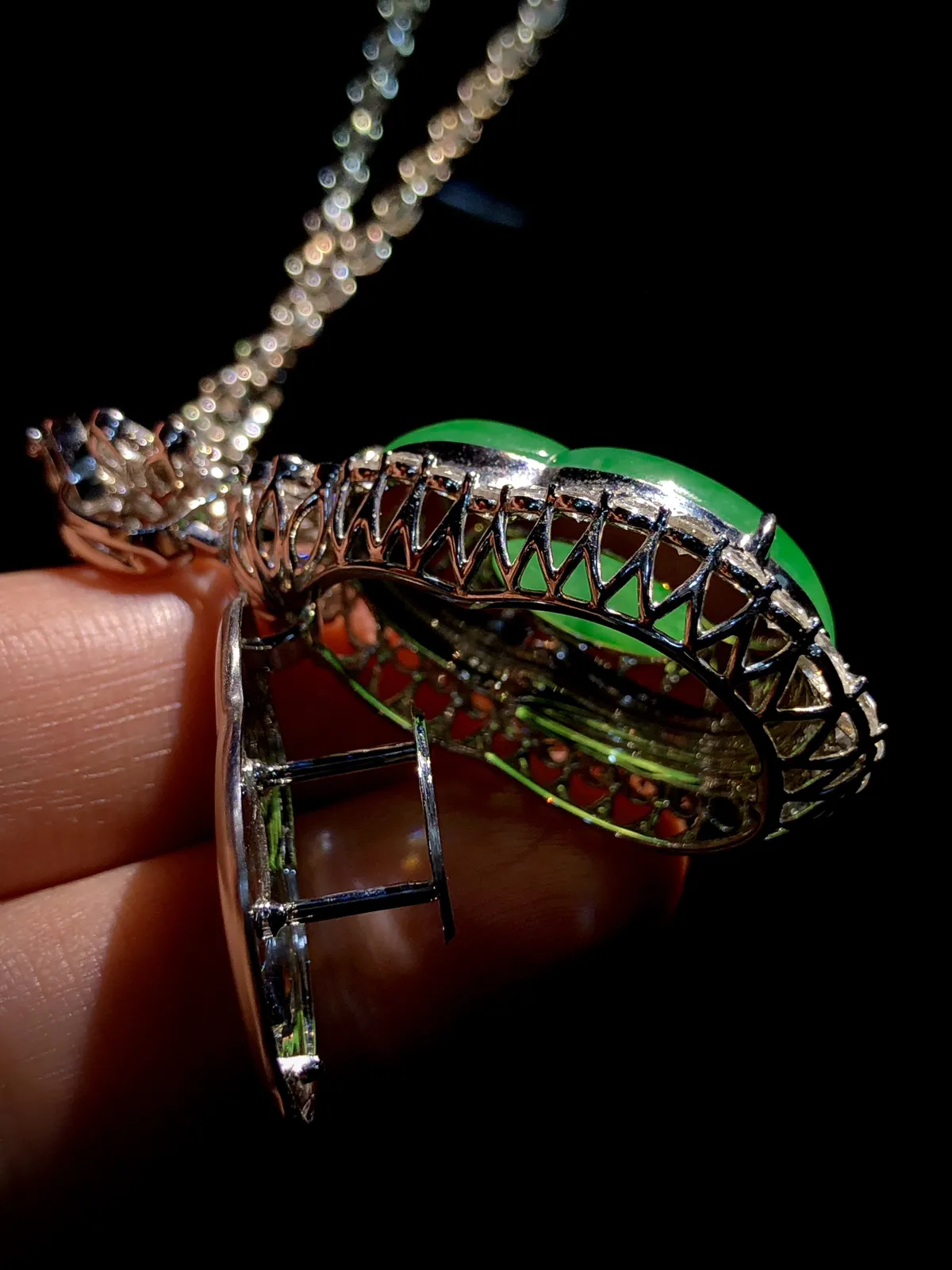 【福禄·葫芦】
裸石28-20.2-4.5mm，
整体49-26.5-15mm，
18K金，南非钻，，不配图链