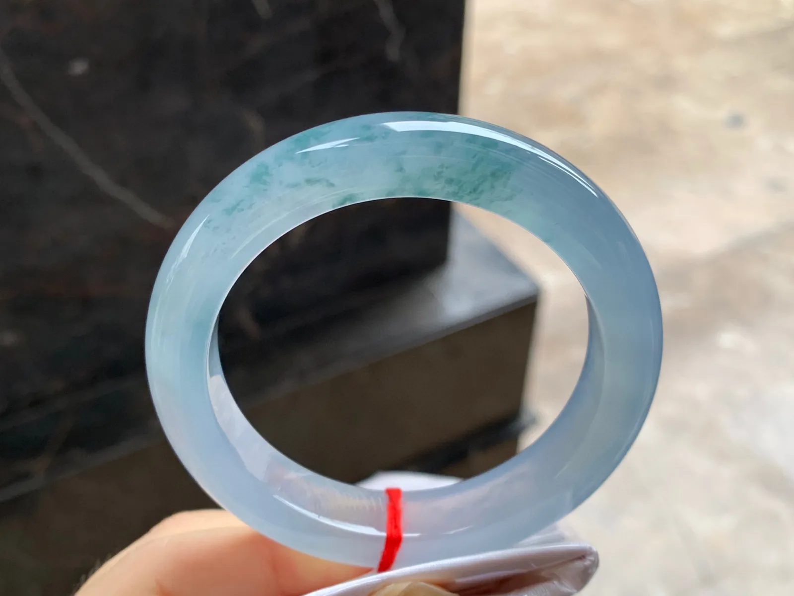冰种紫底飘花手镯
尺寸：54.6-12.1-9.5mm
种老肉细～胶胶润润的料子