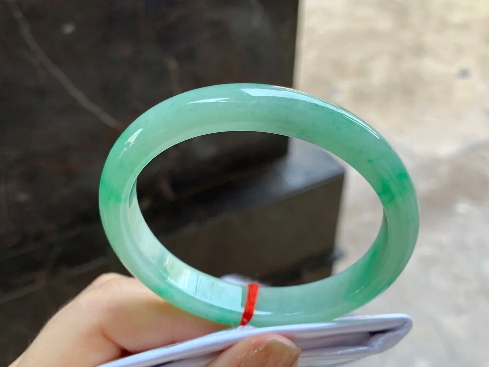带色贵妃镯
尺寸：55.7-10.4-7.4mm
底子细腻干净～正圈52 53可以戴上手好看