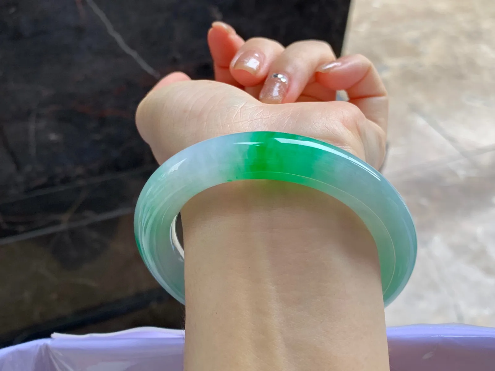 阳绿色圆条手镯
尺寸：56.4-11.6mm
底子细腻干净～绿色浓郁
