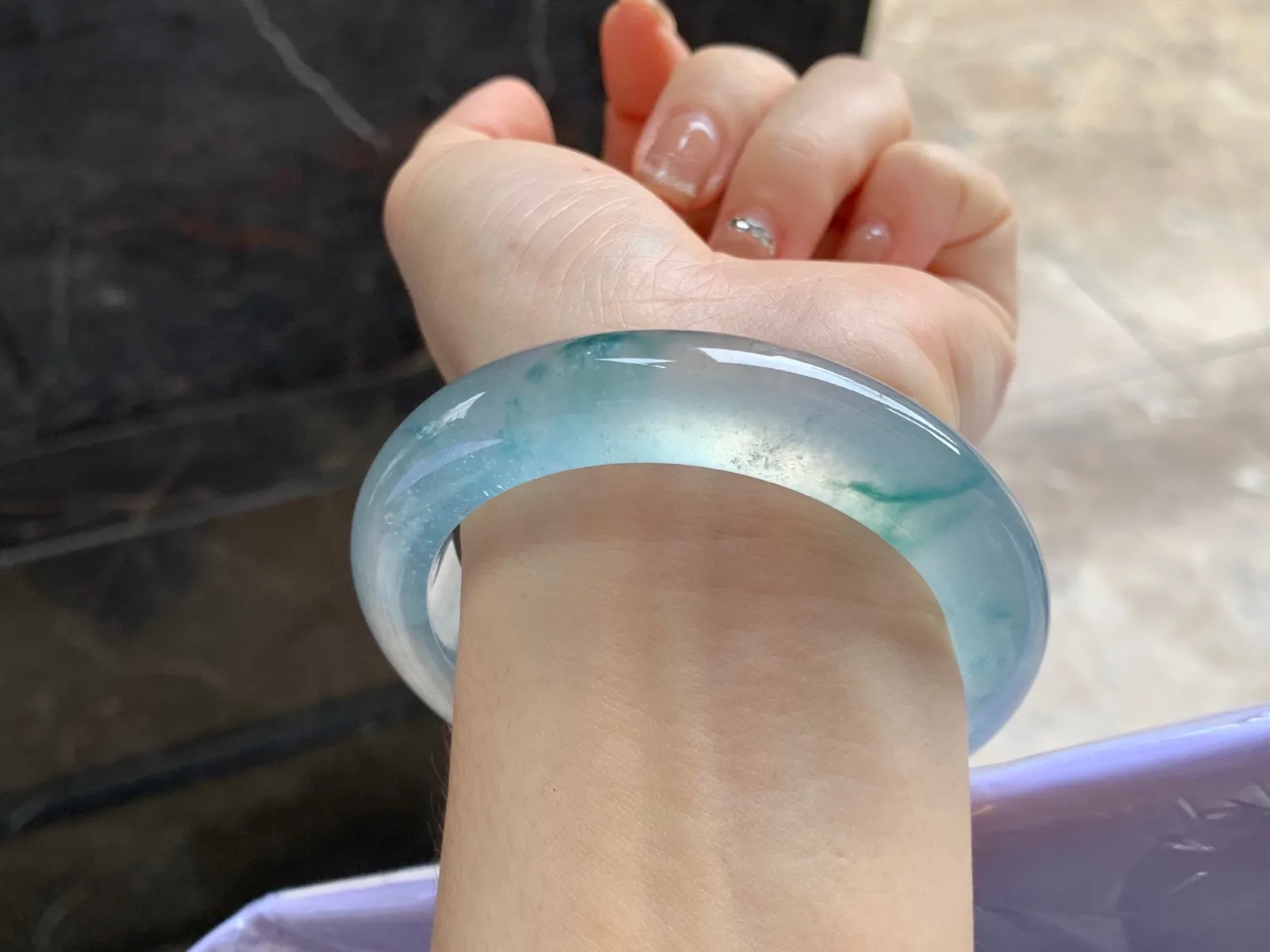 高冰种飘花手镯
尺寸：55.6-13-10.2mm
整圈冰透起荧光建议看现货 360度无死角～