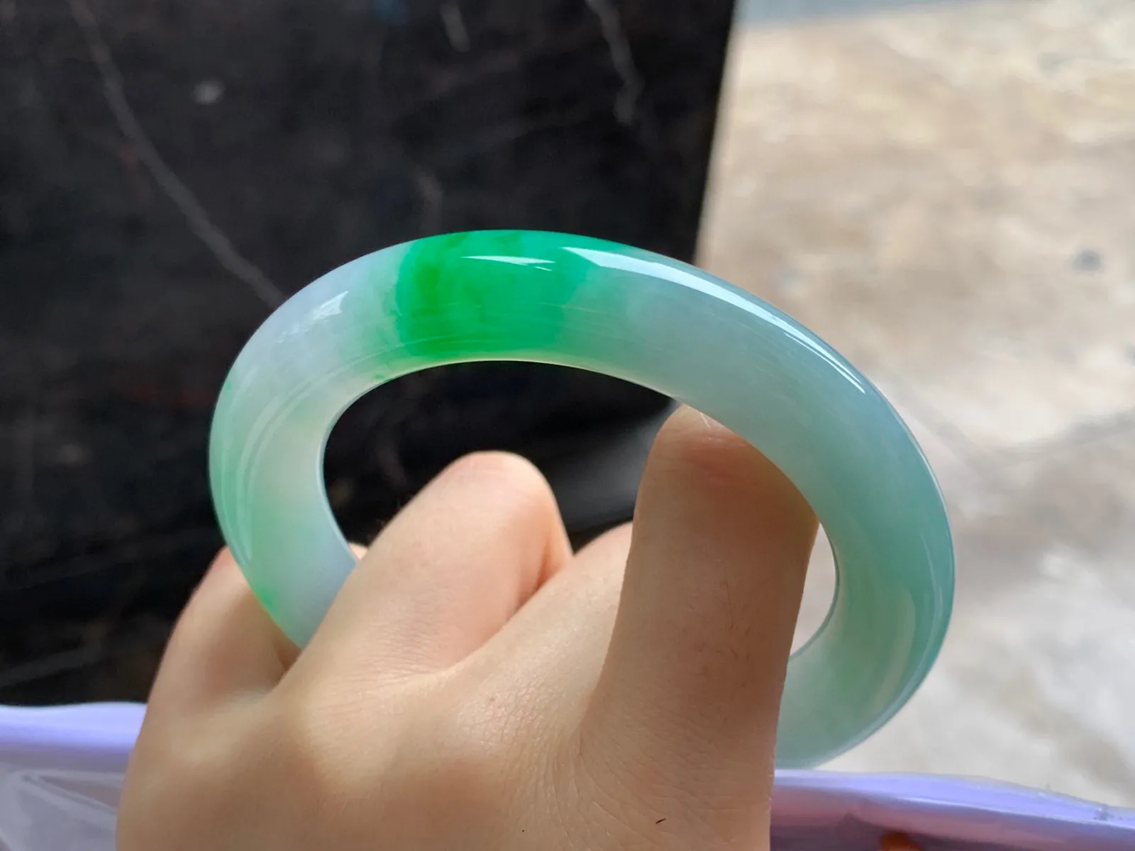 阳绿色圆条手镯
尺寸：56.4-11.6mm
底子细腻干净～绿色浓郁