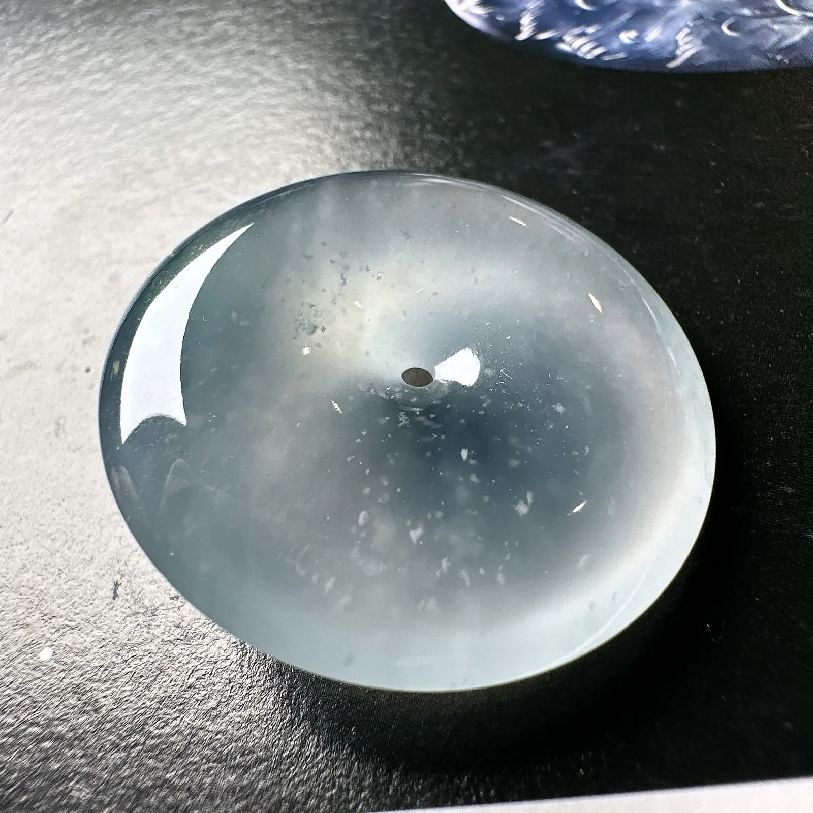 【冰种平安扣】木那雪花棉，质地非常细腻，冰润十足，种老冰透，荧光闪耀