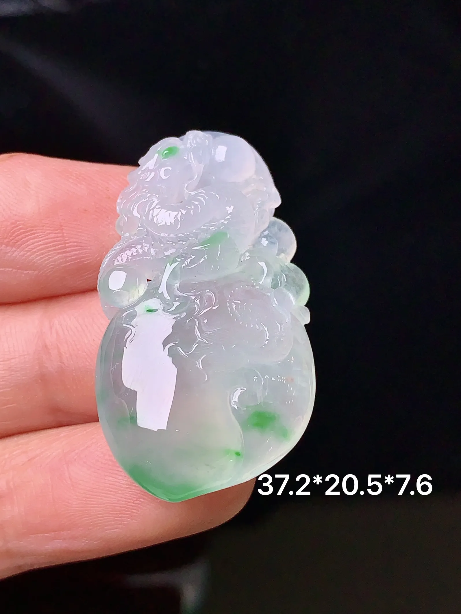 冰种飘绿寿桃吊坠 玉质细腻 色泽艳丽 整体尺寸37.2*20.5*7.6