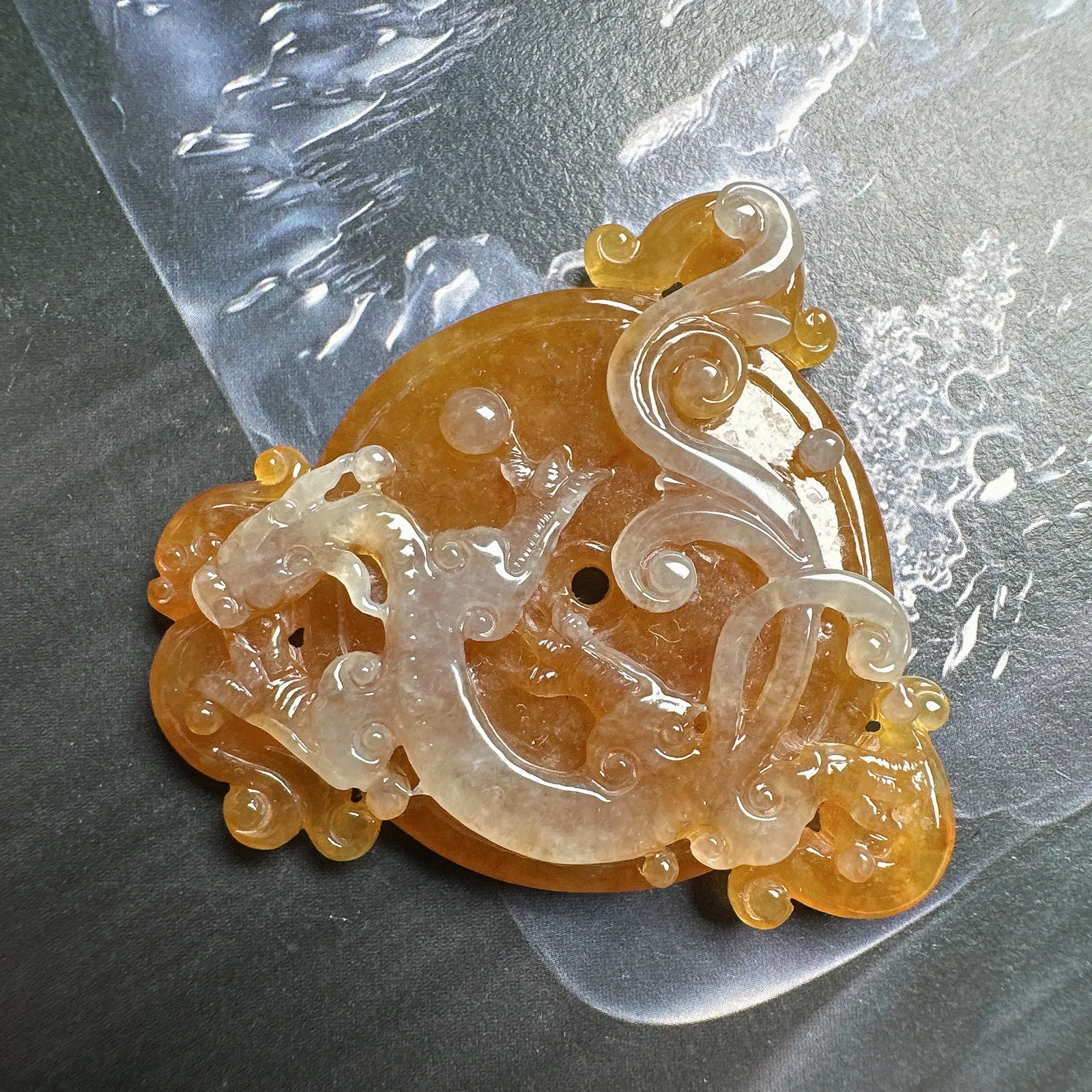 【仿古龙】冰黄特色仿古龙牌，质地细腻冰润，通透感明显，雕刻精致，仿古螭龙，品质很高。