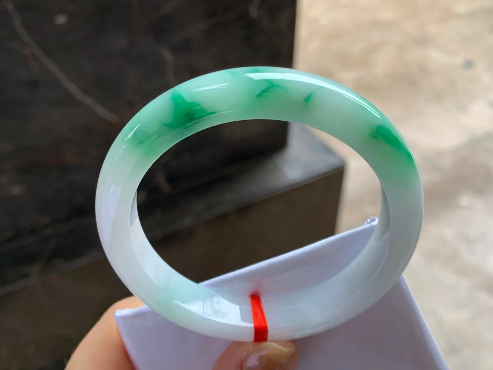 带色手镯
尺寸：56.8-11.7-8.4mm
底子细腻干净～绿色点缀