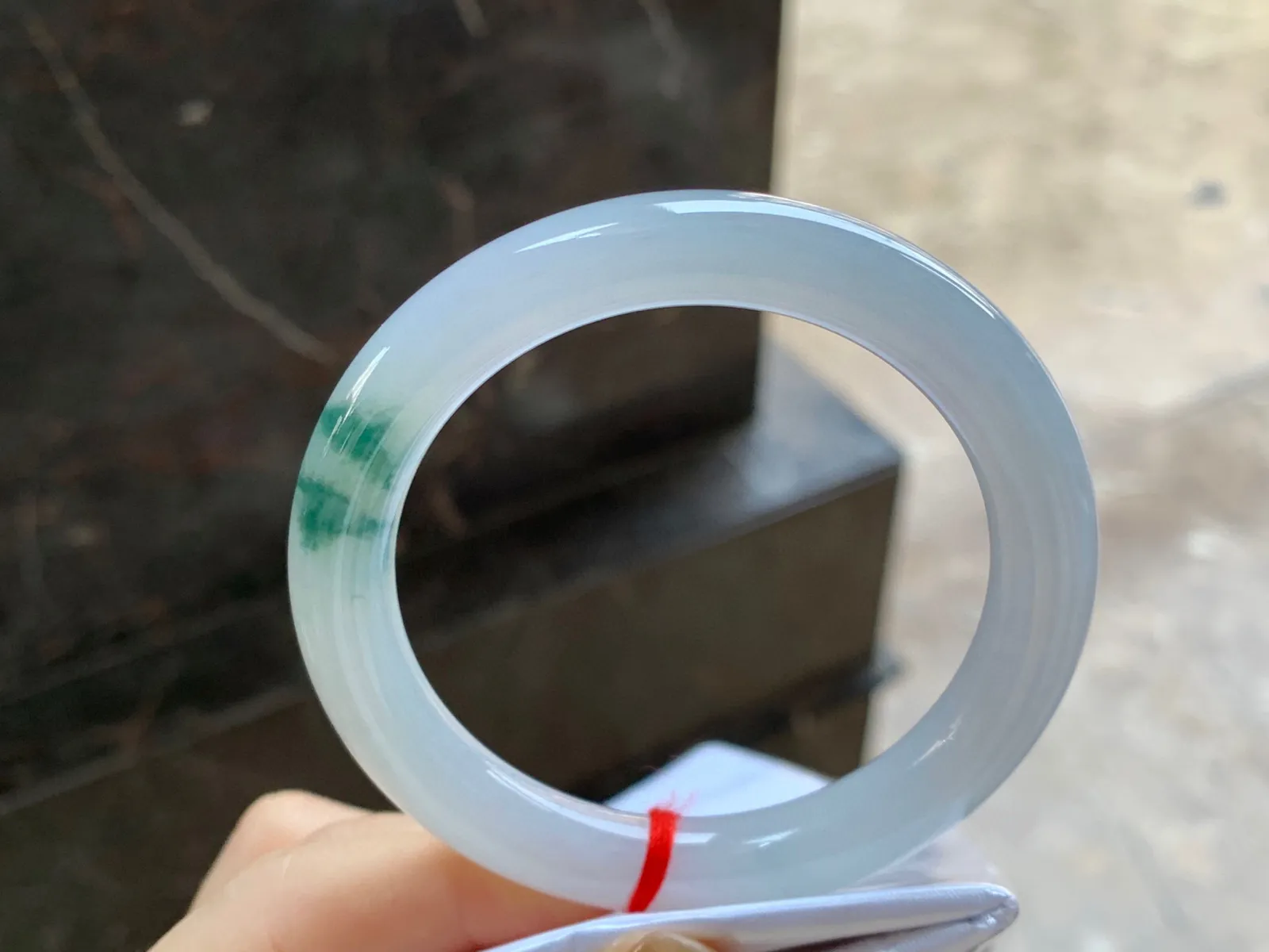 飘花圆条手镯
尺寸：53.5-8.5mm
肉质细腻水润～小清新 推荐哦