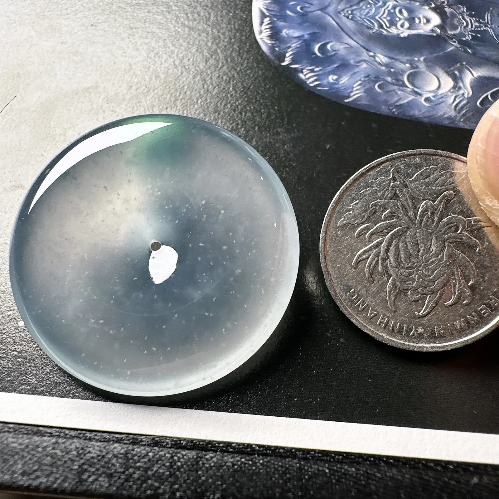 【冰种平安扣】老坑木那雪花棉，质地非常细腻，冰润十足，种老冰透，荧光闪耀