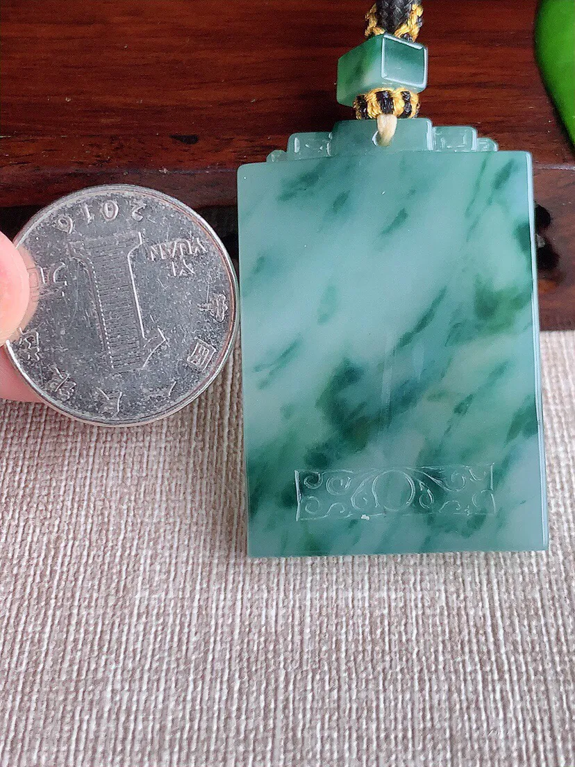 a货翡翠老坑冰种飘花无事牌吊坠 尺寸43.8×30×5.6mm 重量28.80g 0617