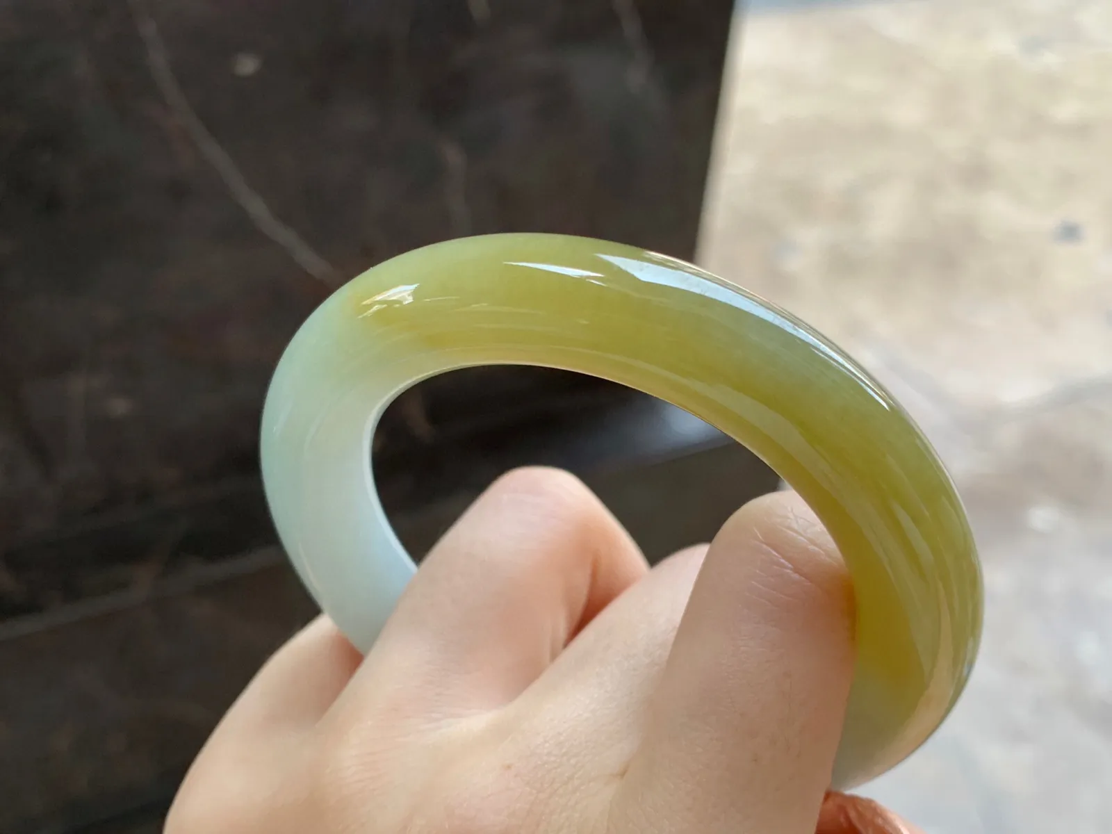 黄翡圆条手镯
尺寸：54.6-11.7mm
料子细腻水润～小清新上手好看